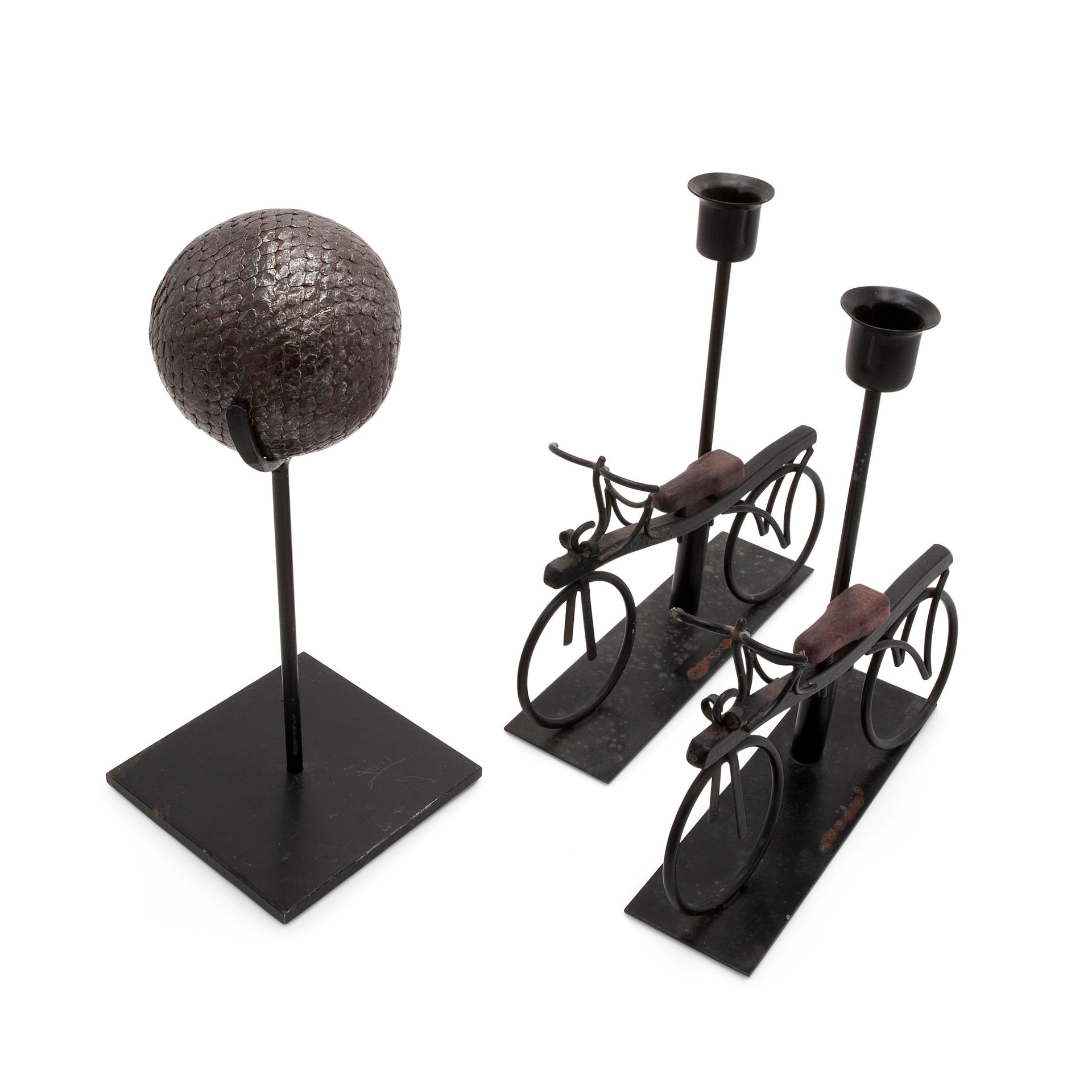 Group of three metal table elements 套装由一个带支架的金属球形雕塑和一对金属和木质自行车烛台组成 雕塑尺寸9.2x3.9，烛&hellip;