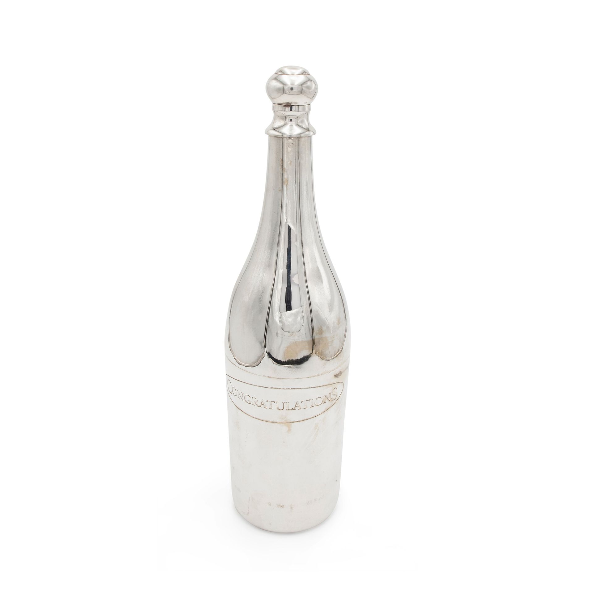 Large Art Deco cocktail shaker bottle-shape 正面有 "祝贺 "字样，由镀铬金属制成 尺寸为15.7x3.7英寸。