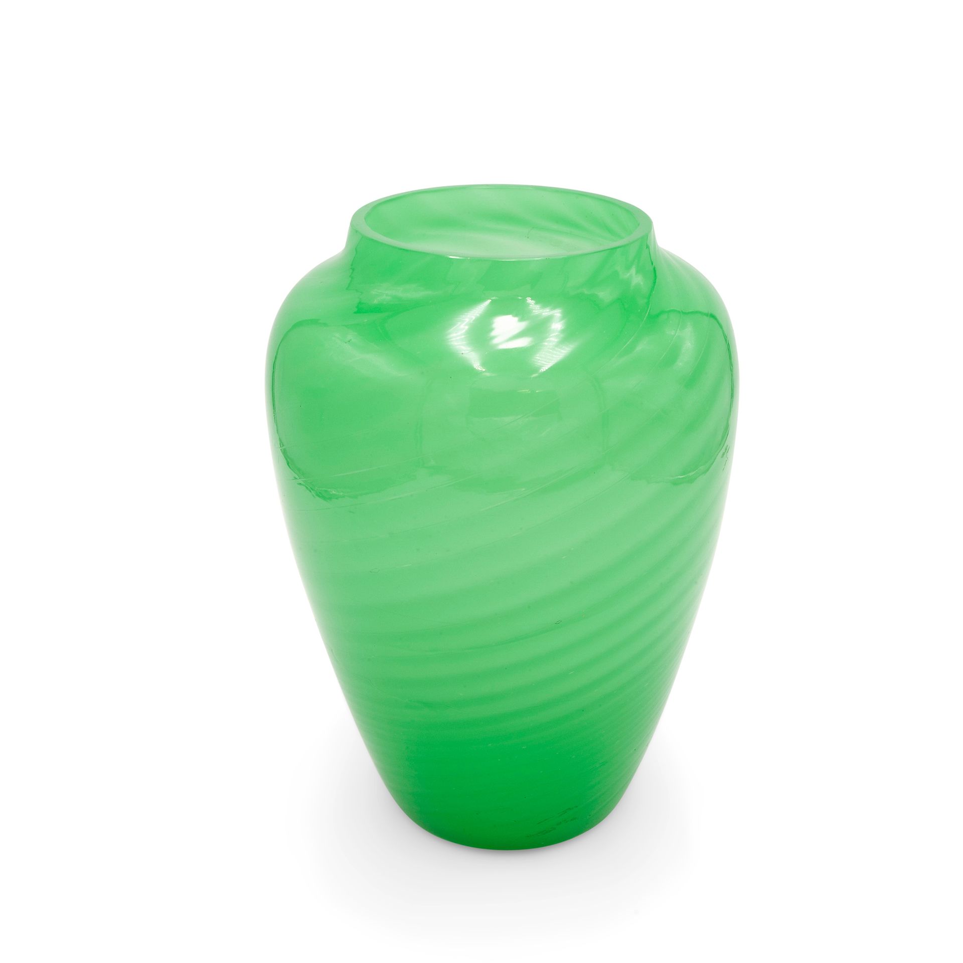 Large green vase, circa 1970 完全由玻璃制成 尺寸为11x7.8x7.8英寸。