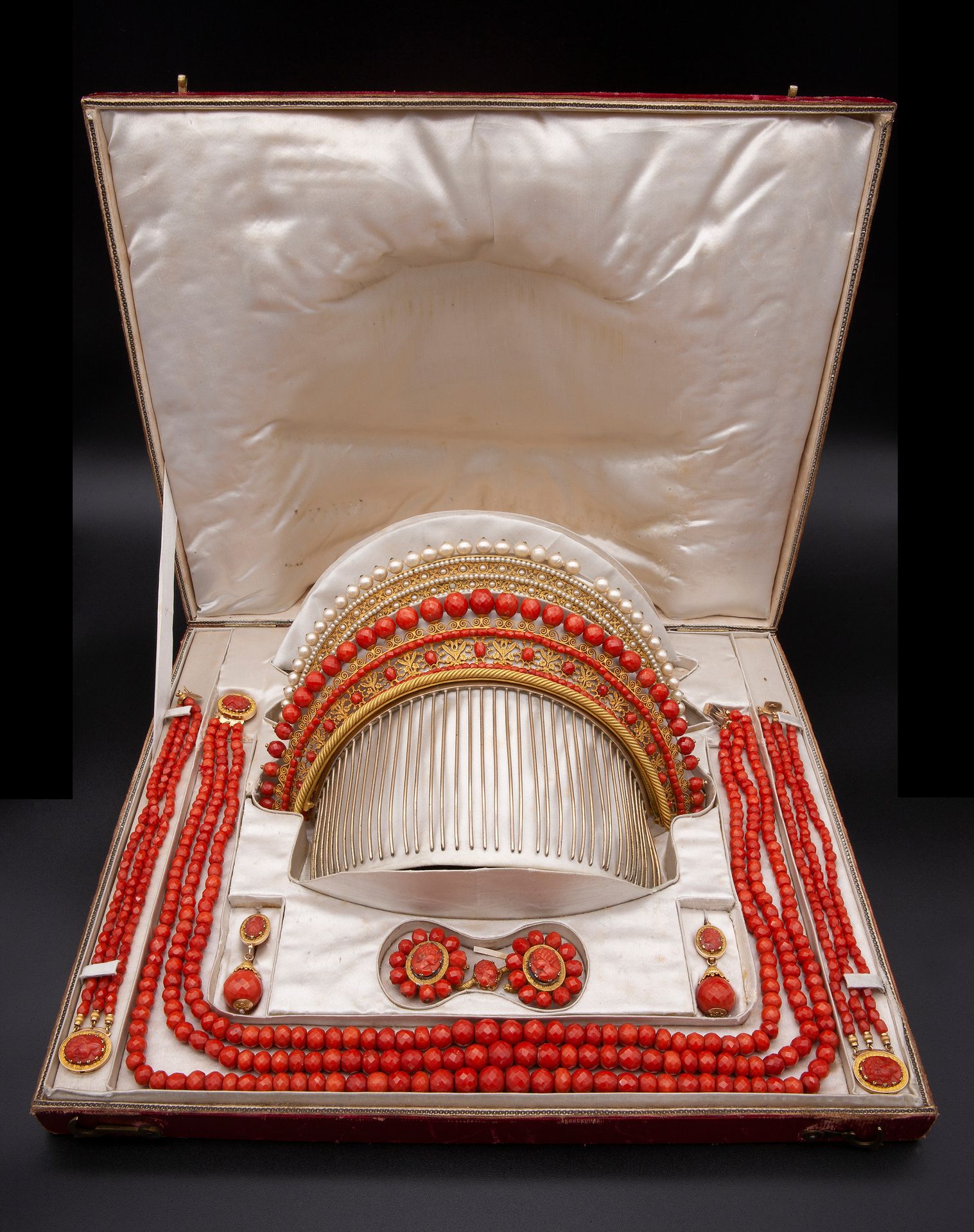 Large Napoleonic parure made of Mediterranean coral, gold and pearls 非常精美的9K黄金饰品&hellip;