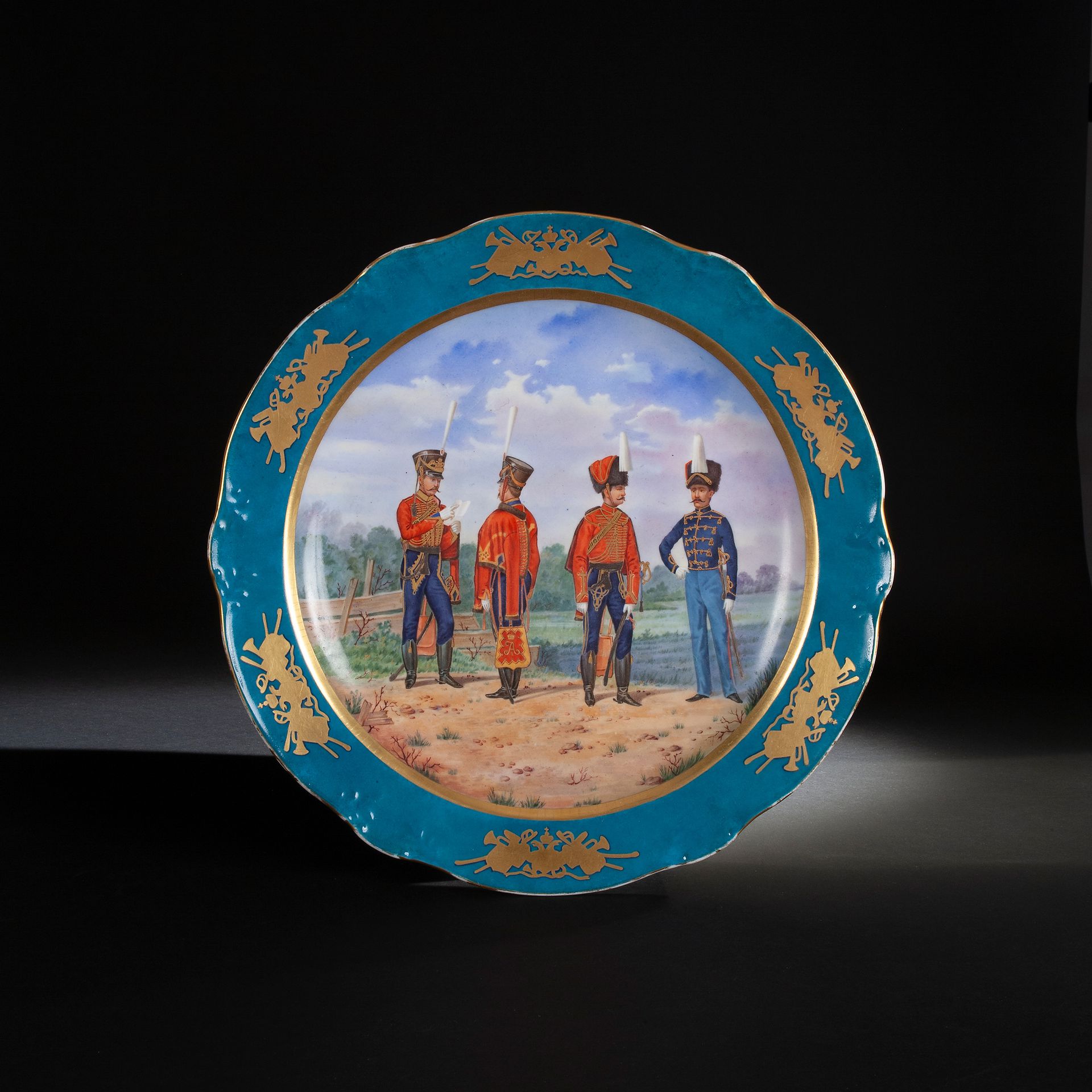 Russian porcelain dish, second half of the 19th century 浅蓝色的墙面上有细而宽的金边，战争徽记用金色绘制&hellip;