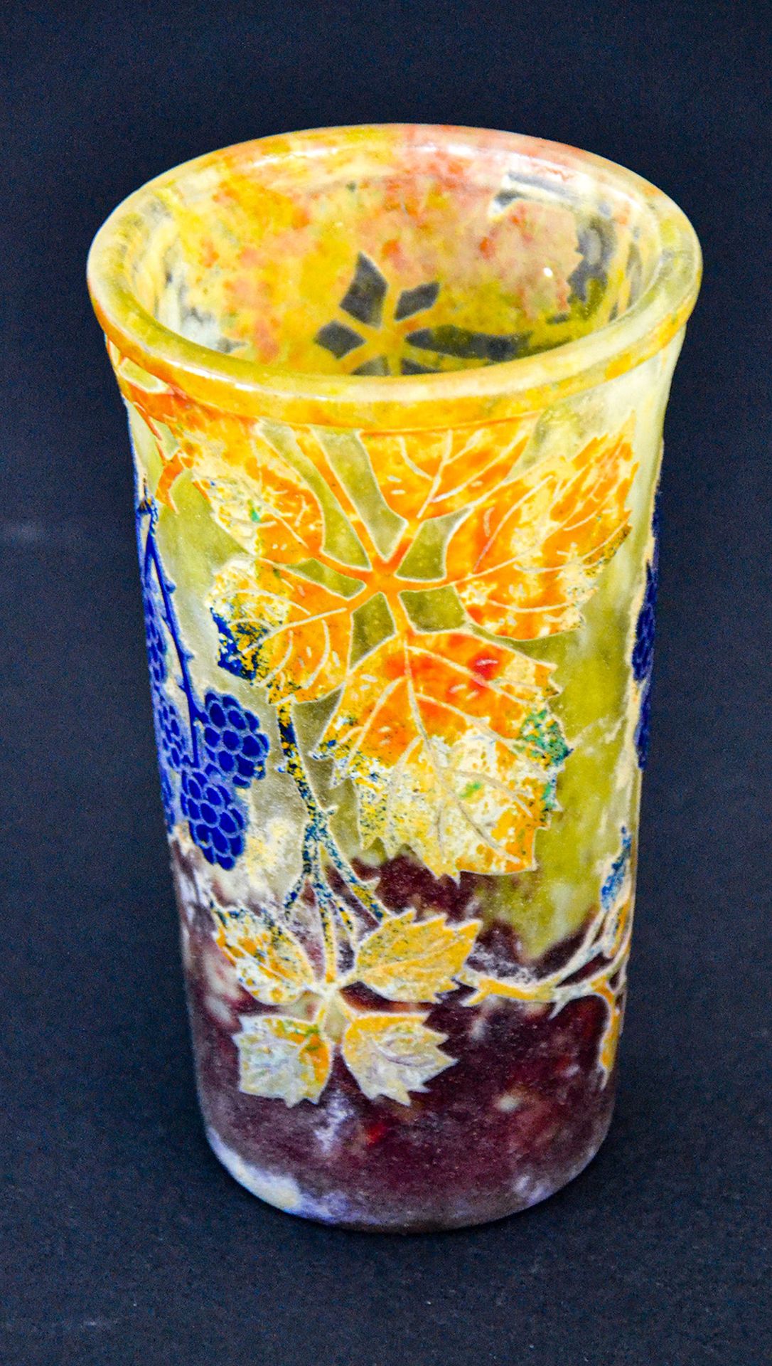 DAUM NANCY 道姆-南希

酸蚀多层玻璃小圆瓶，在黄色大理石地面上装饰着蓝色的黑莓，有Daum Nancy的签名和Lotharian十字架。
年代：19&hellip;