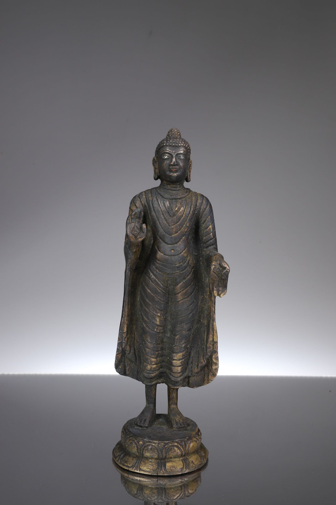 Standing Buddha 镶嵌银的青铜器


西藏，19世纪





重量：1162克





尺寸。24 x 8 x 6厘米





双层莲花座上&hellip;