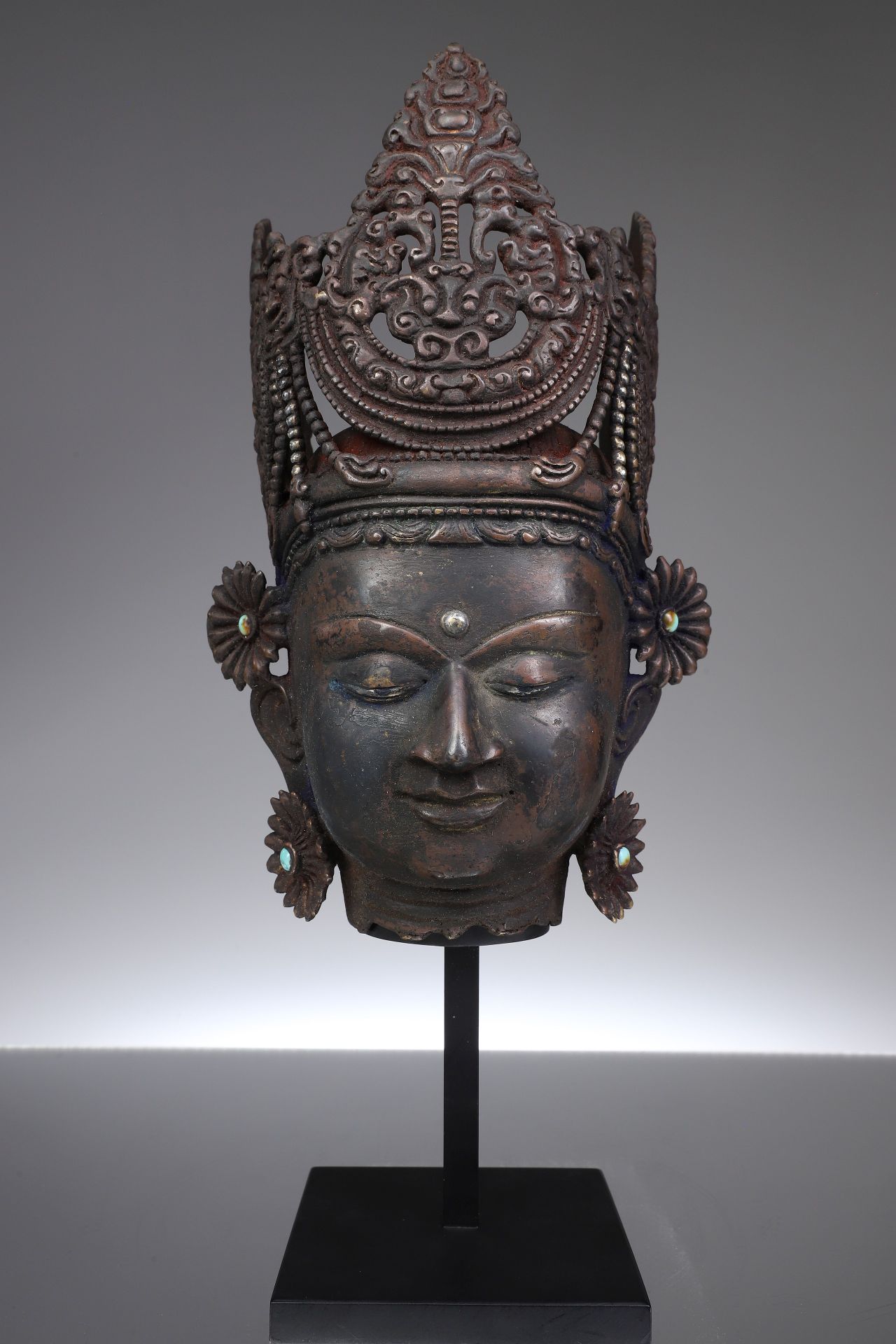HEAD OF BODHISATTVA 镶嵌银和石的青铜器


西藏，14至15世纪





重量：2527克





尺寸。25 x 16 x 12厘米
&hellip;