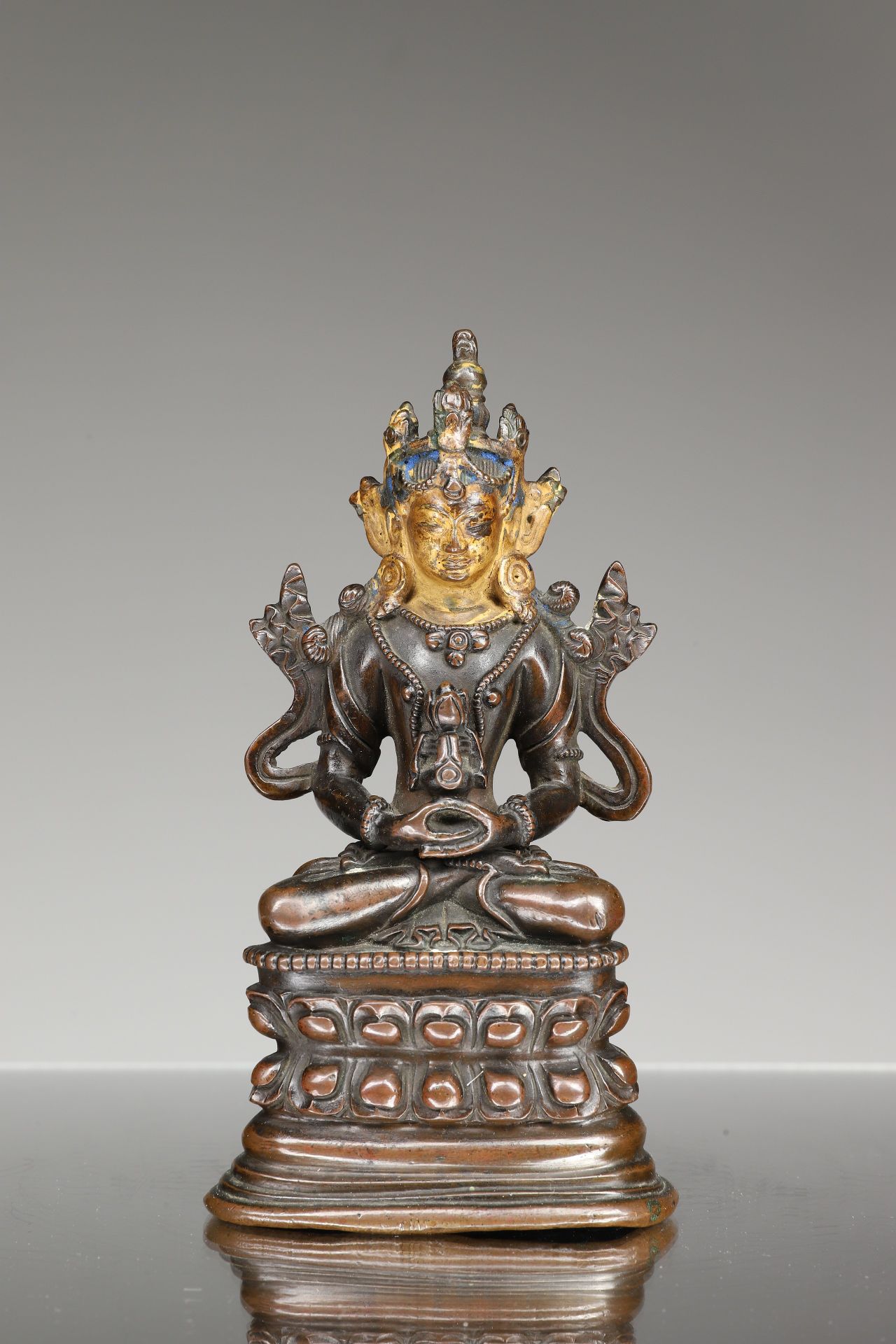 Amitayus 青铜器，表面冷鎏金


西藏，18世纪，帕拉复兴





重量：578克





尺寸。高14厘米，宽7.5厘米，深5厘米





阿弥&hellip;
