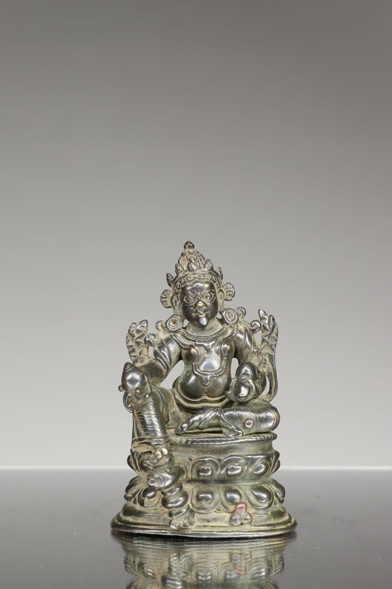JAMBHALA 青铜器


西藏，18世纪，帕拉复兴





重量：440克





尺寸。高10.5厘米，宽7.5厘米，深5厘米





詹巴拉（Ja&hellip;