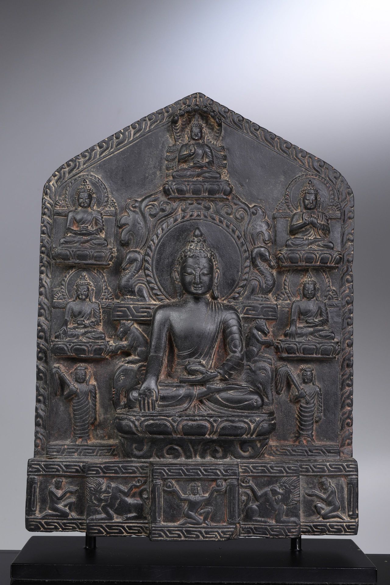 STONE PANEEL DEPICTING BUDDHA WITH CONSORTS Pietra nera


Tibet, 18° secolo, Pal&hellip;