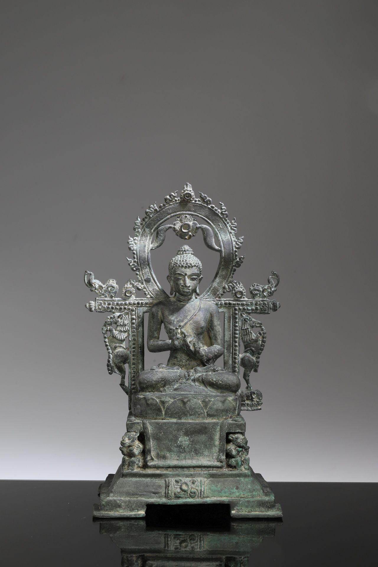 SITTING BUDDHA 青铜器


西藏，18世纪，巴拉复兴时期





重量：2777克





尺寸。27.5 x 17.5 x 15.5厘米

&hellip;