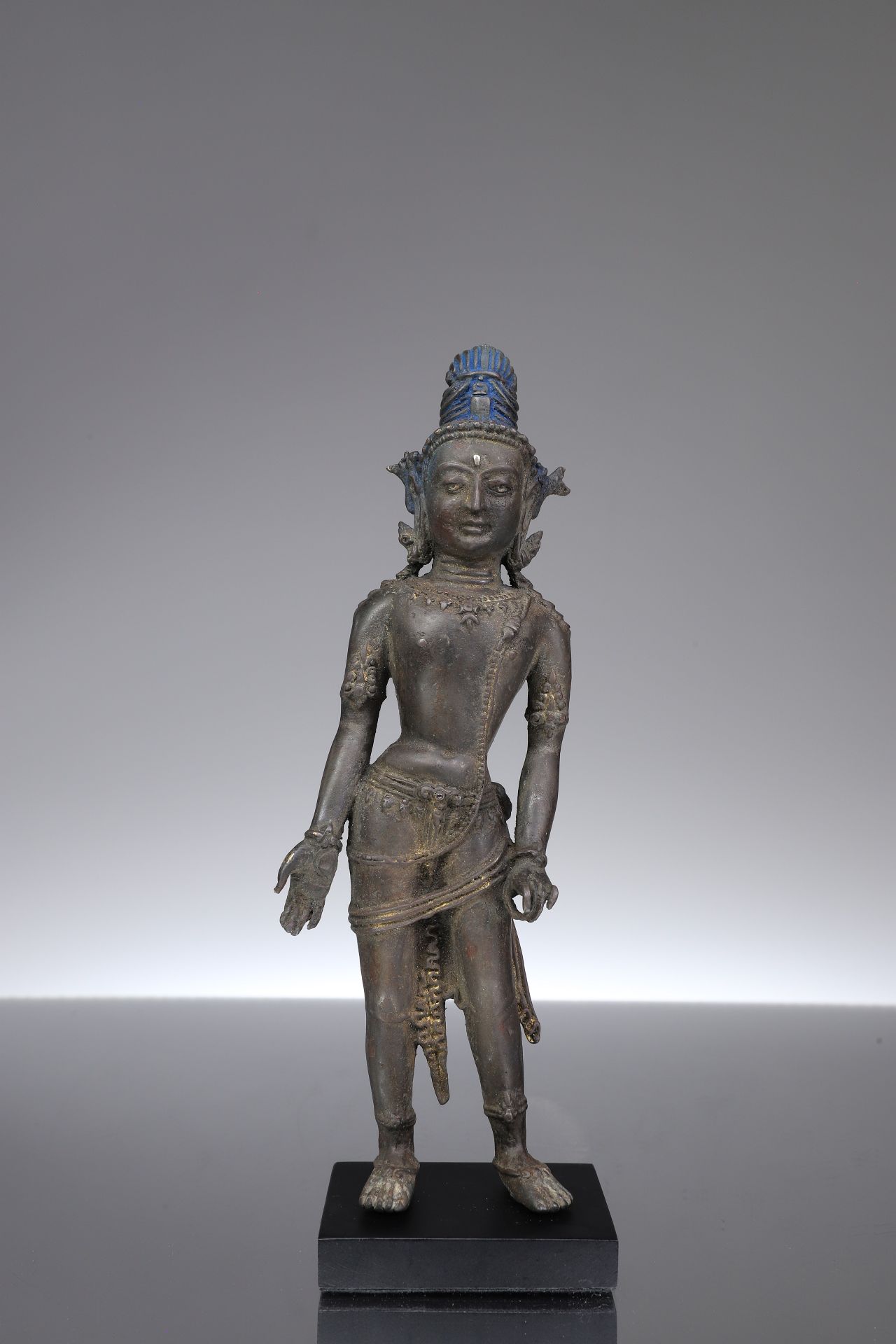 STANDING BODHISATTVA 青铜器


西藏，18世纪，帕拉复兴时期





重量：660克





尺寸。17 x 6 x 3厘米




&hellip;
