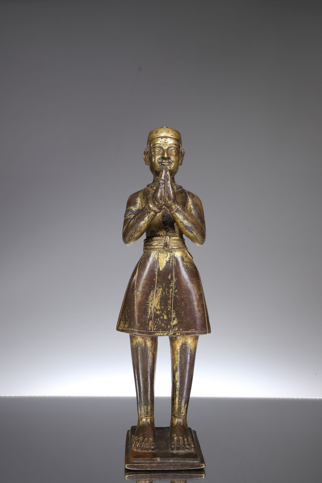 NEPALESE DONOR Bronzereste vergoldet


Nepal, 18. Jahrhundert





Gewicht: 4729&hellip;