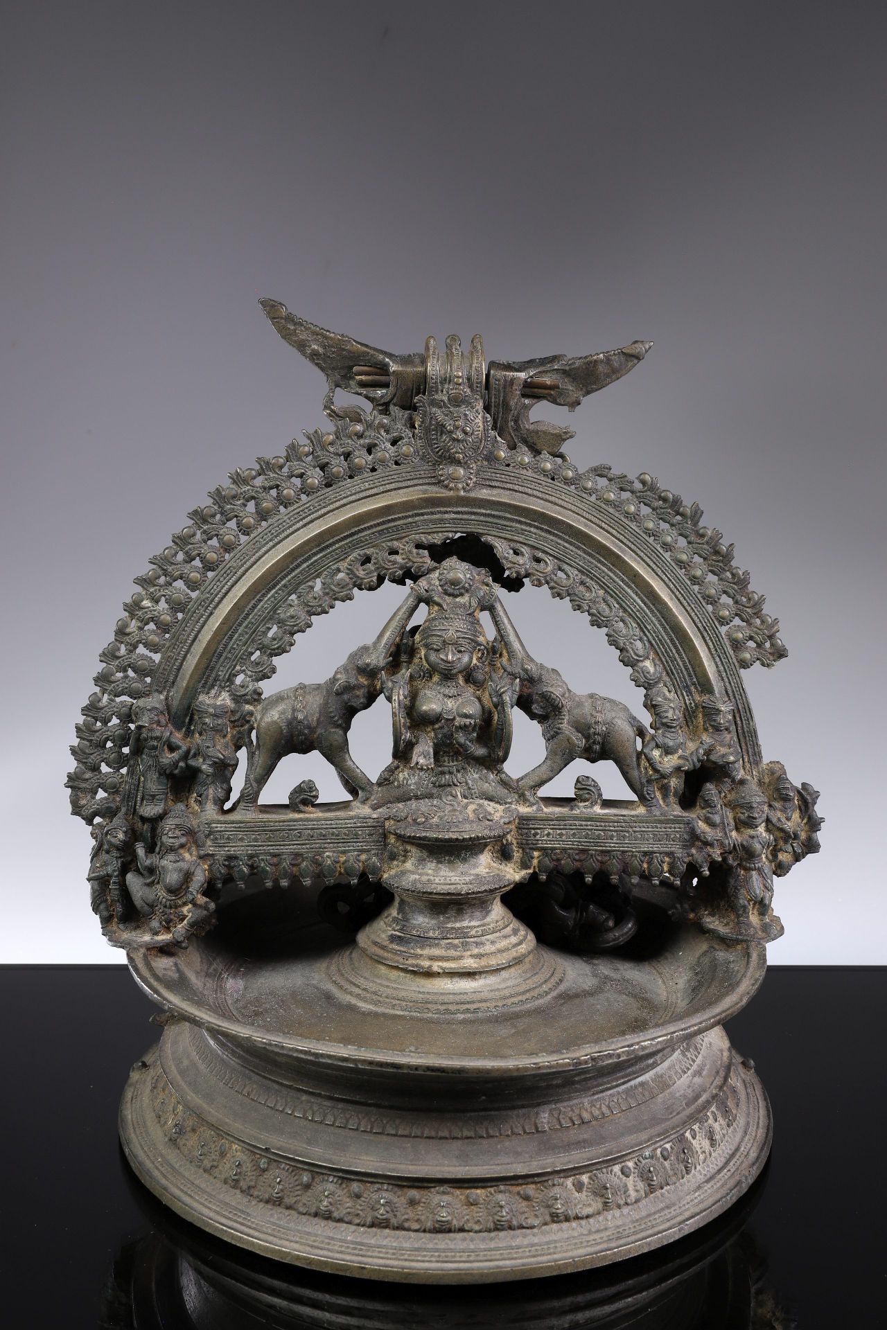 LAMP DEPICTING GAJALAKSHMI 青铜器


印度，18世纪





重量：4163克





尺寸。38 x 27 x 22厘米


&hellip;