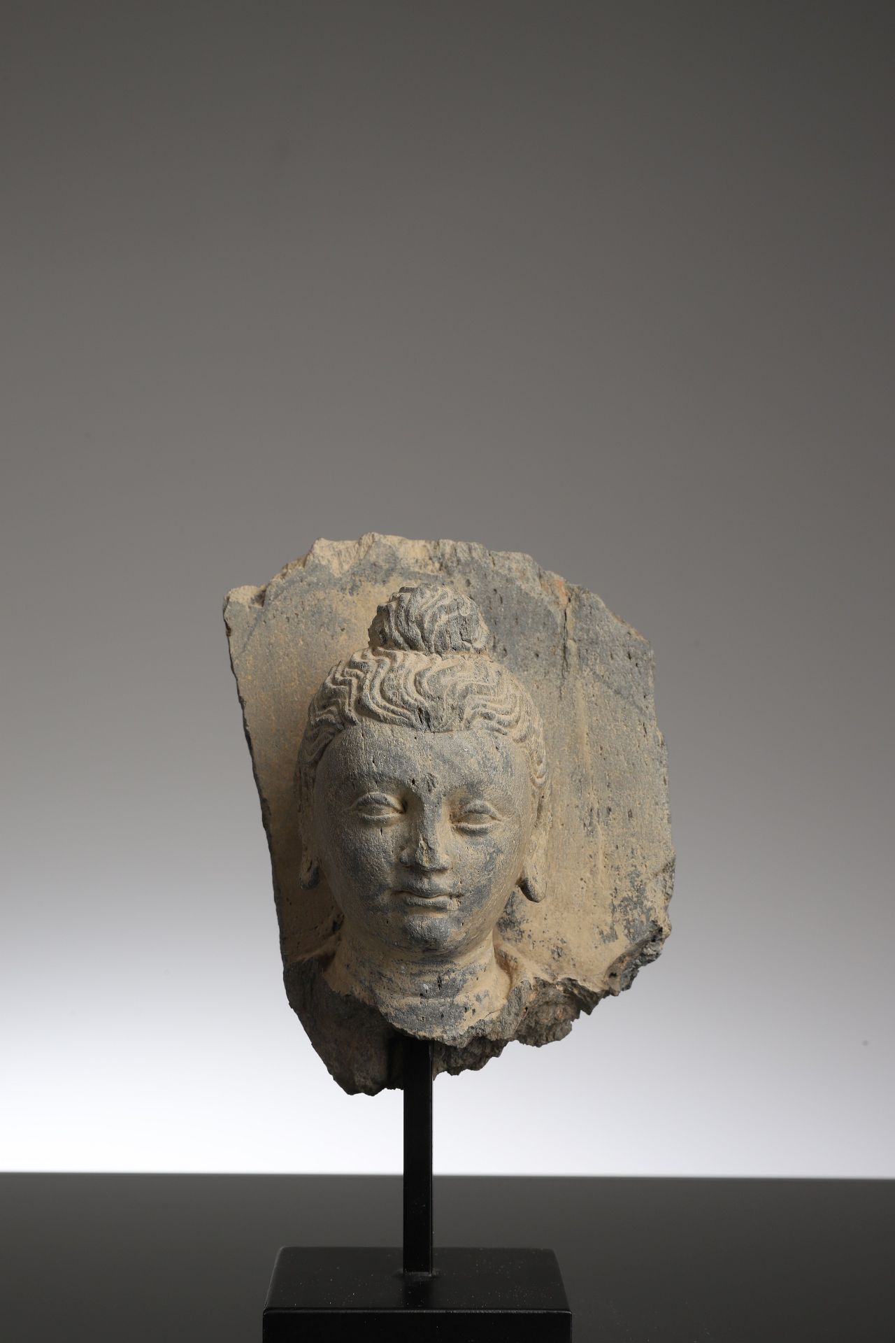 Buddha Head 片岩石


犍陀罗，3至4世纪





重量：975克





尺寸。13 x 10 x 7厘米





犍陀罗风格的佛头，波浪形&hellip;