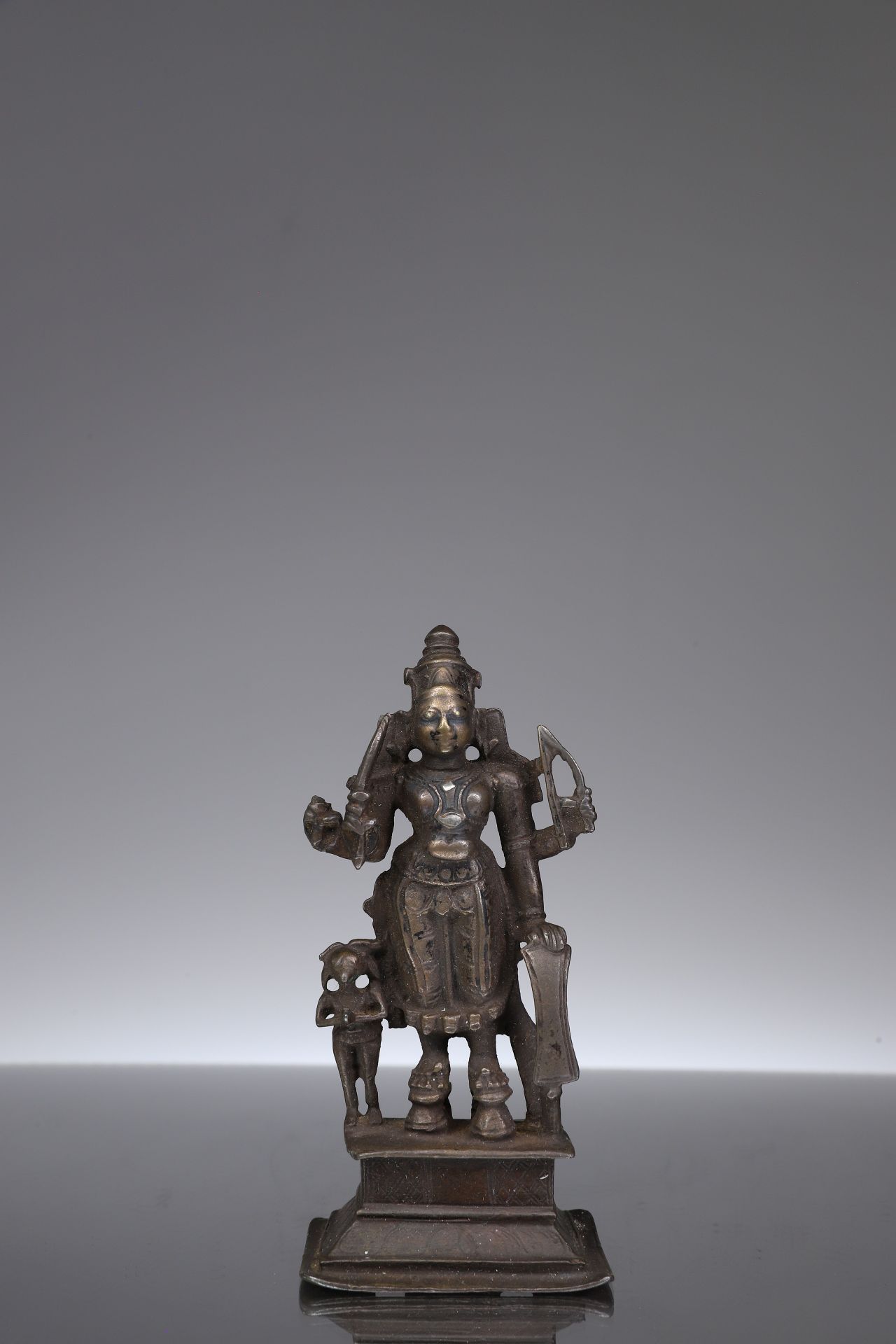 STANDING RAMA 青铜器与镶嵌物


印度，18世纪





重量：232克





尺寸。11,5 x 5,5 x 4厘米





罗摩站在一&hellip;