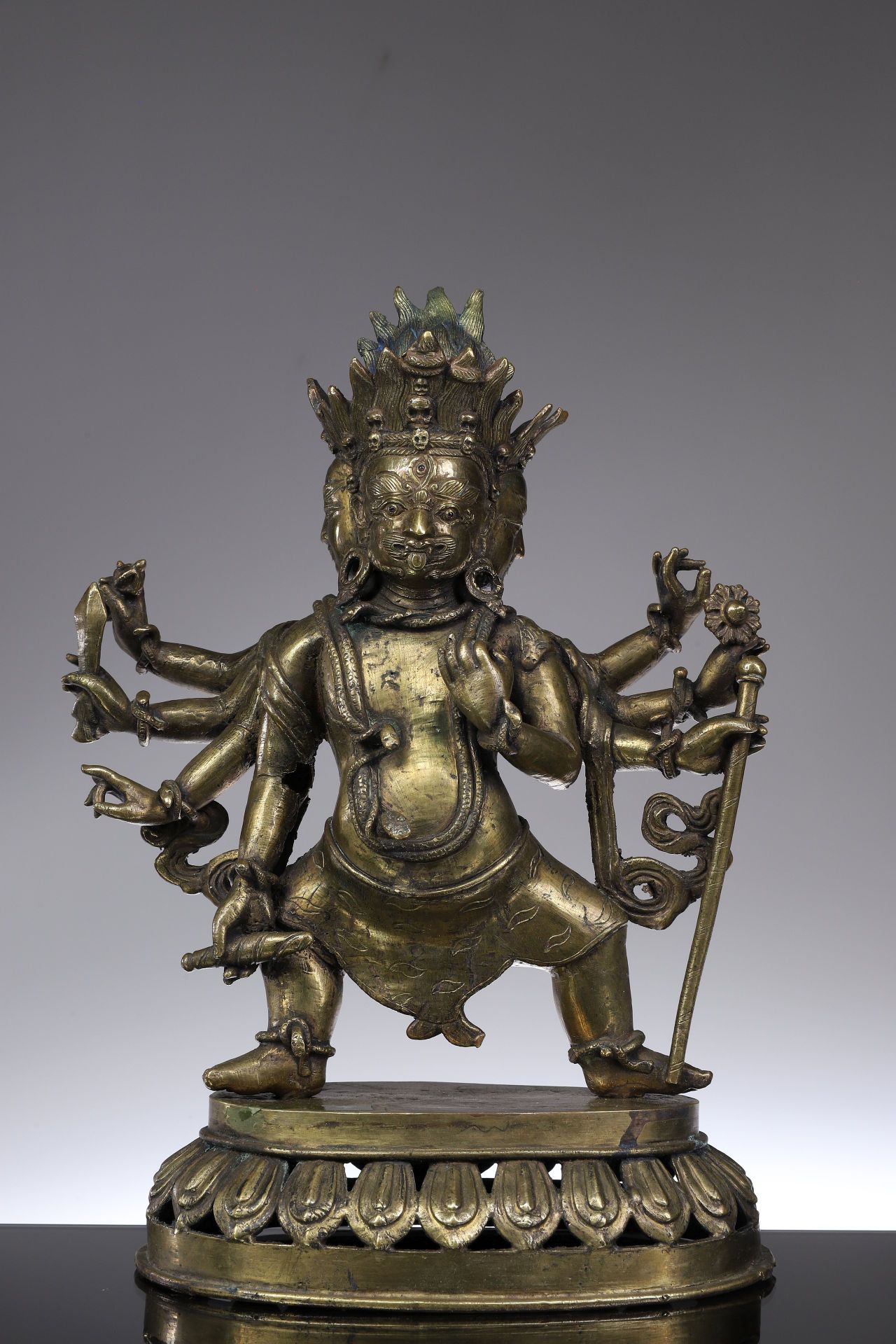 RARE FORM OF MAHAKALA 青铜鎏金


西藏，18世纪





重量：3491克





尺寸。32 x 24 x 11厘米





出&hellip;
