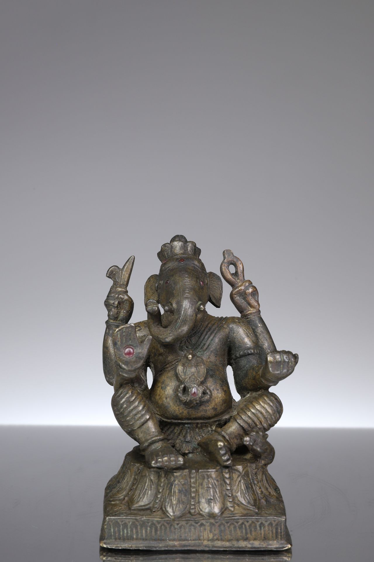 SITTING GANESHA 镶嵌宝石的青铜器


印度，18世纪





重量：991克





尺寸。12 x 7 x 7厘米





格涅沙是印度&hellip;