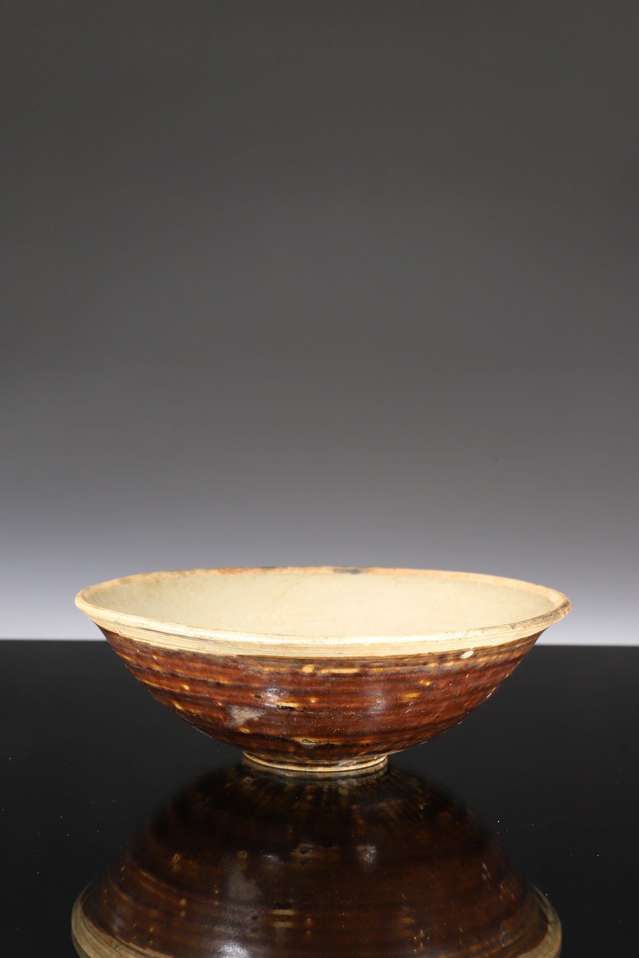 PLATE ? 陶瓷


中国, 宋朝 (960-1279)





重量：202克





尺寸。高5厘米；直径15.5厘米





棕色釉面的盘子。该&hellip;