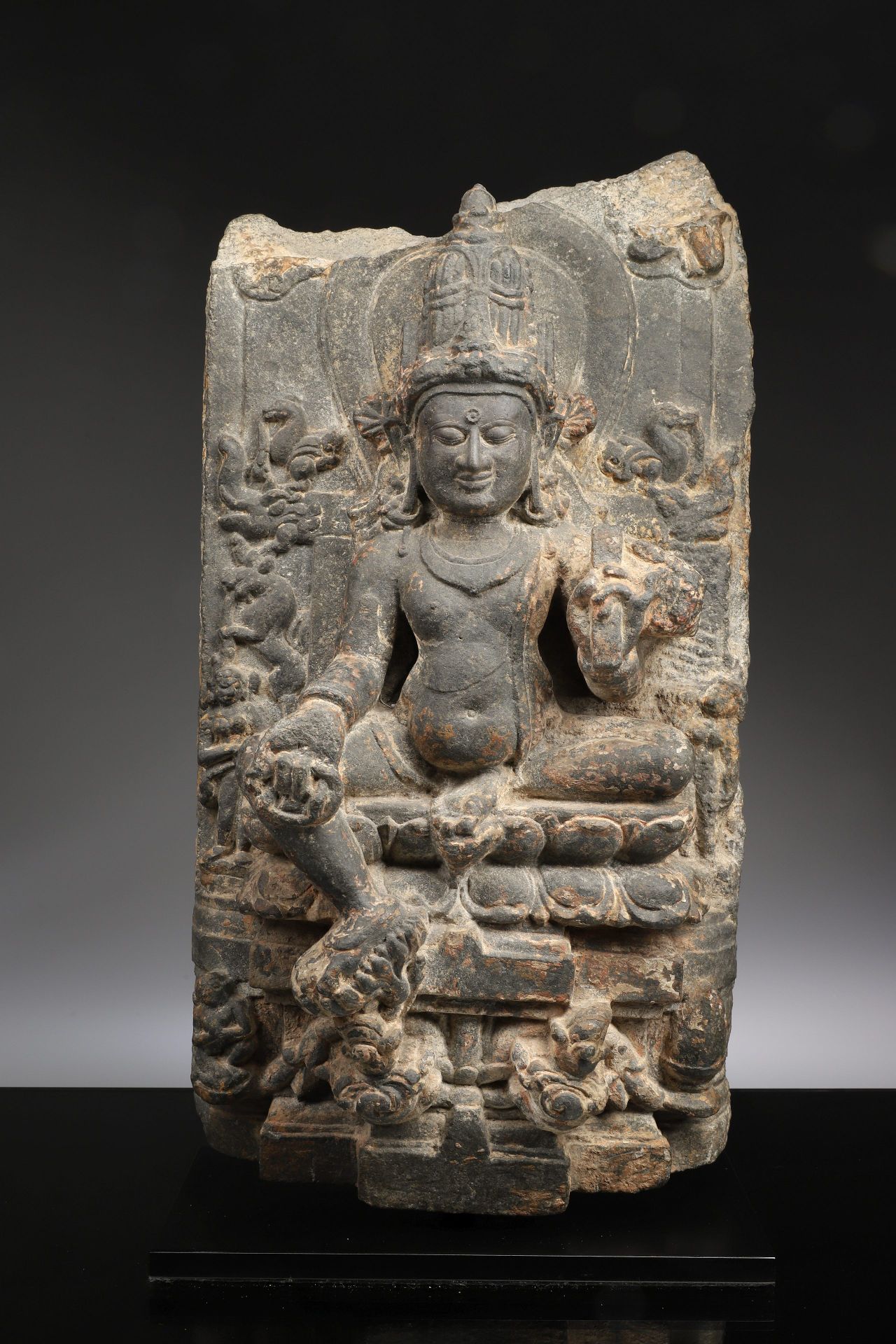 PANEEL DEPICTING JAMBHALA 石头


印度，12世纪，帕拉王朝





重量：26166克





尺寸。49 x 28 x 12厘&hellip;