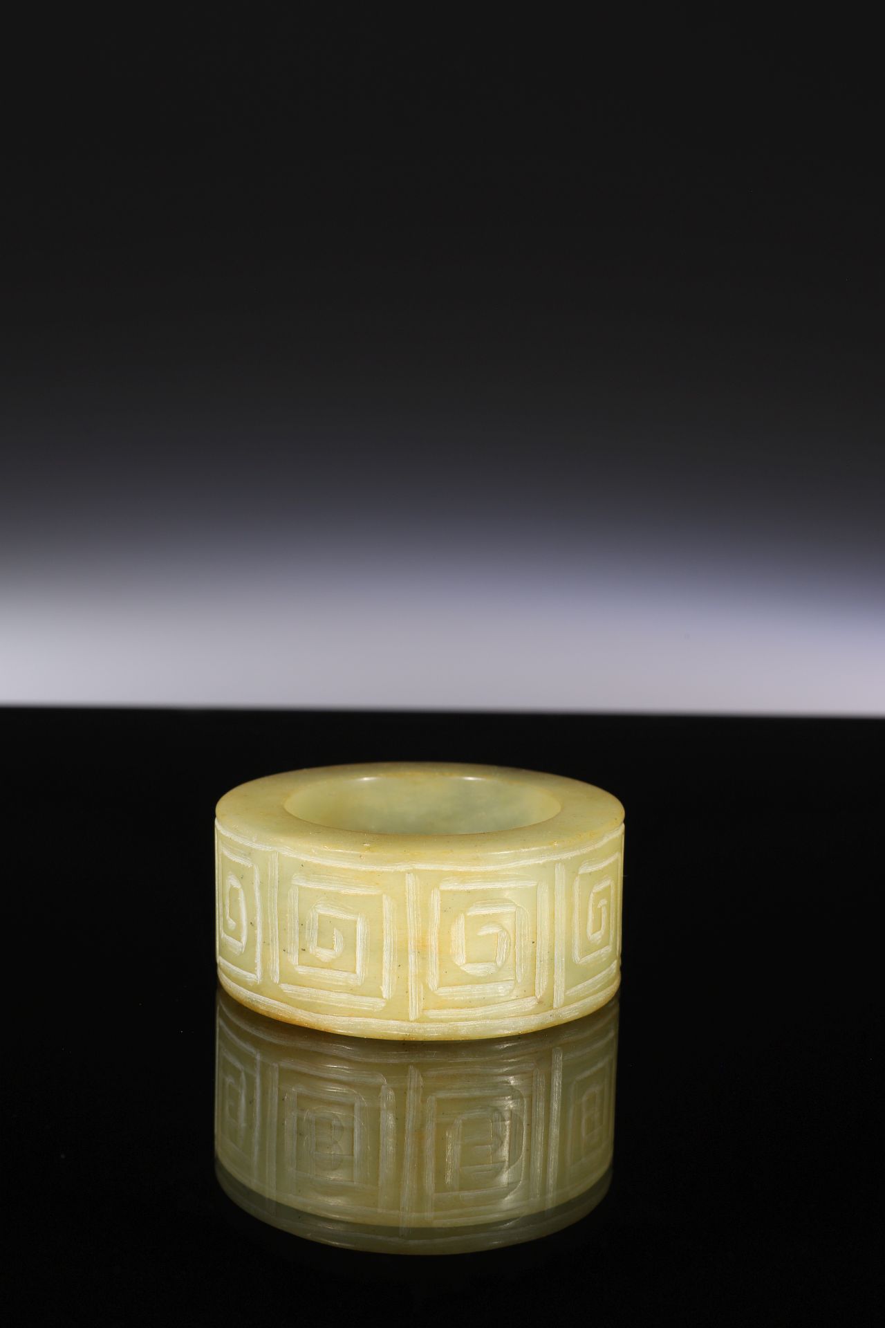 JADE CARVING 玉雕 翡翠


中国





重量：96克





尺寸。高2.5厘米；外直径6厘米；内直径4厘米





环形玉雕，长方形螺旋&hellip;