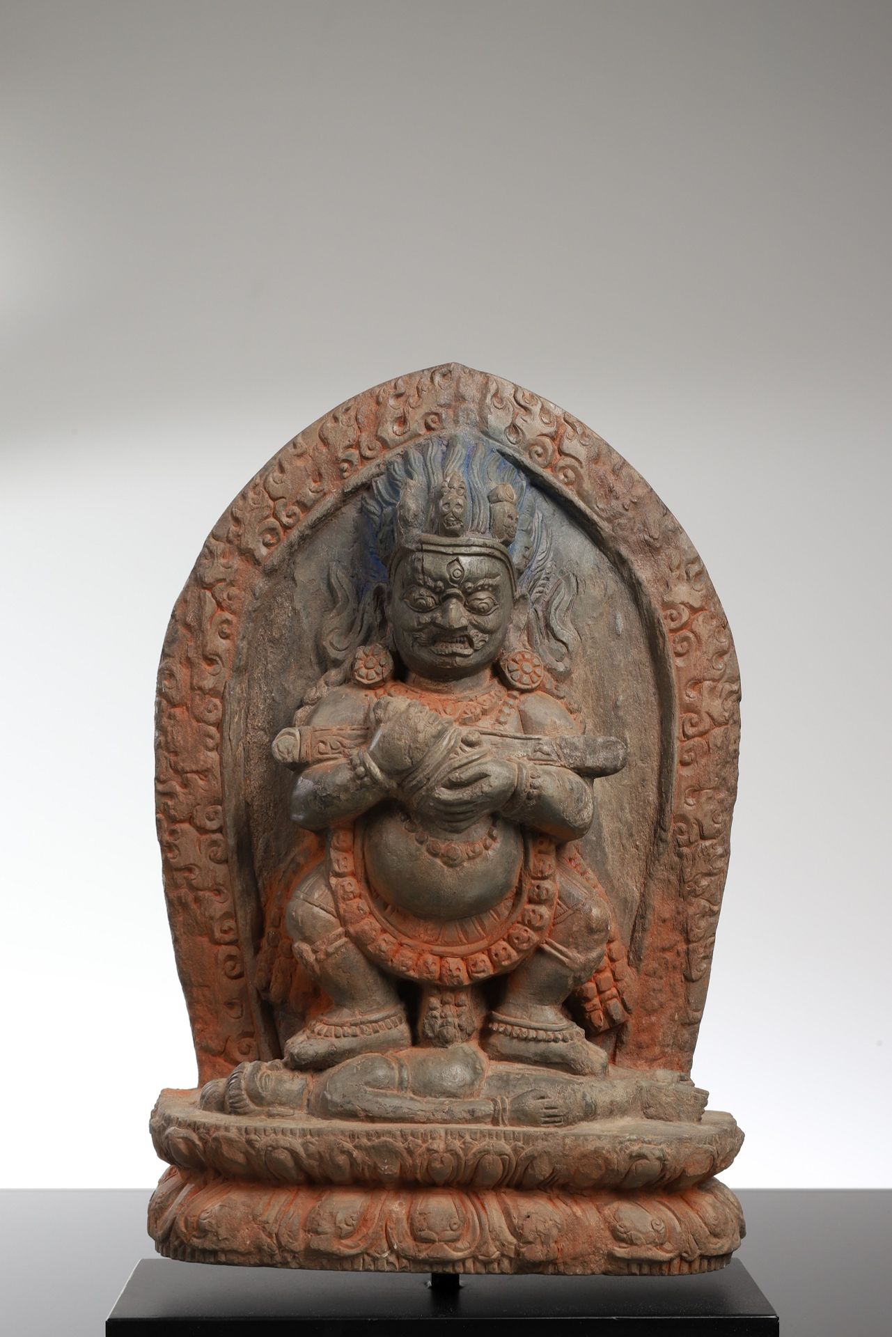 MAHAKALA WITH PUJAS 石头


西藏，18世纪或以后





重量：4205克





尺寸。26 x 18 x 6厘米





大黑天&hellip;