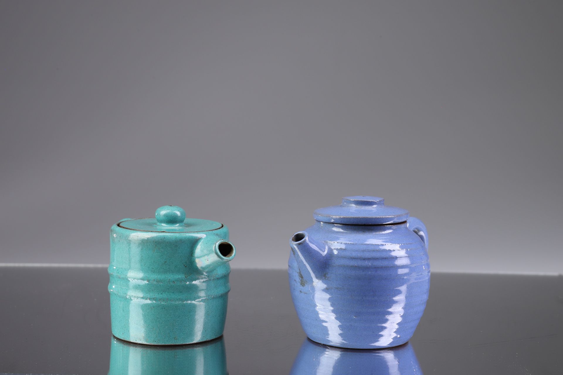 PAIR OF TEAPOTS Lila Ton


China , Minguo-Periode (1912-1949)





Abmessungen: &hellip;