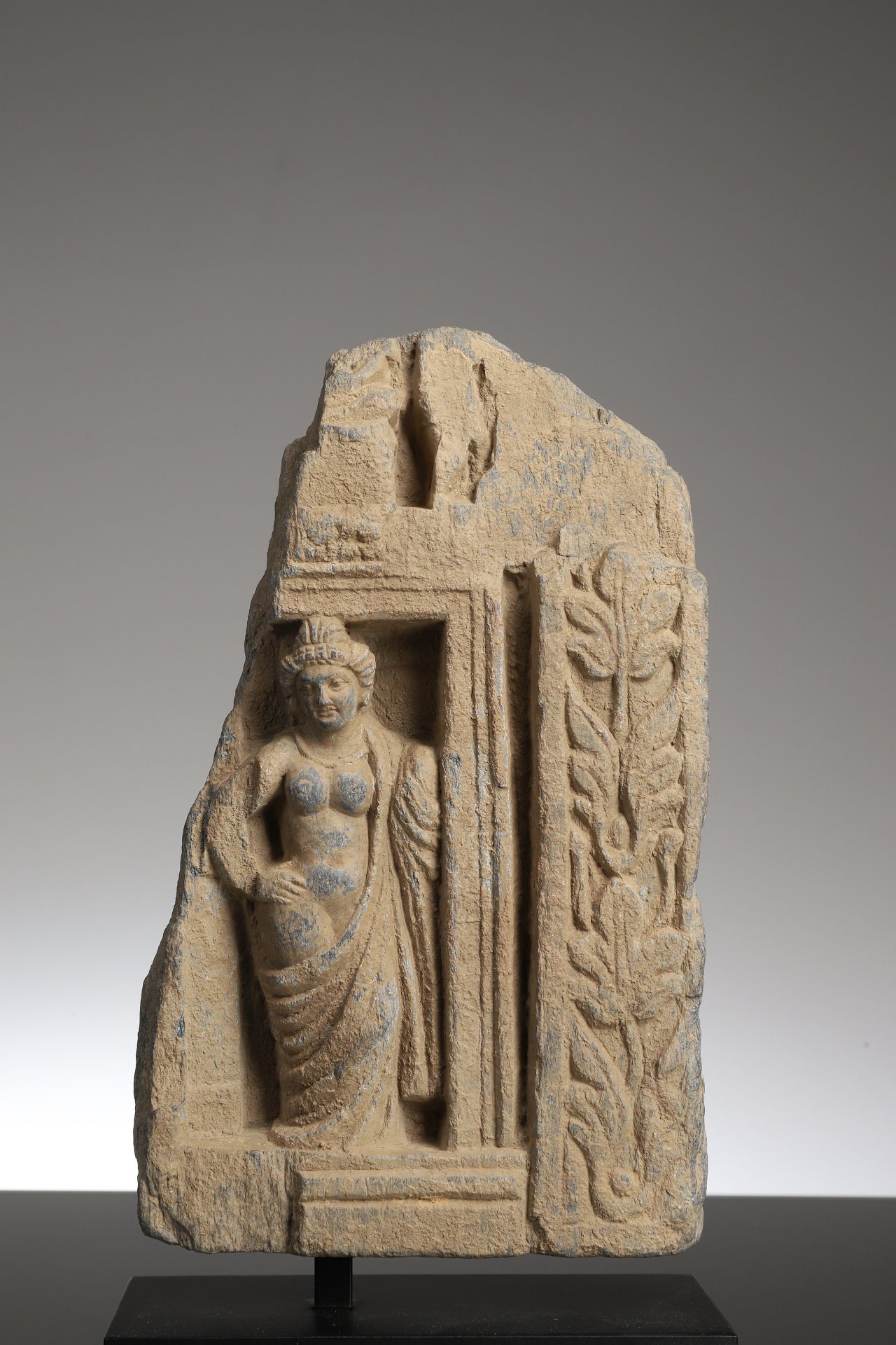 FEMALE SCULPTURE WITH FLORAL MOTIFS Piedra de esquisto


Gandhara, siglos III a &hellip;