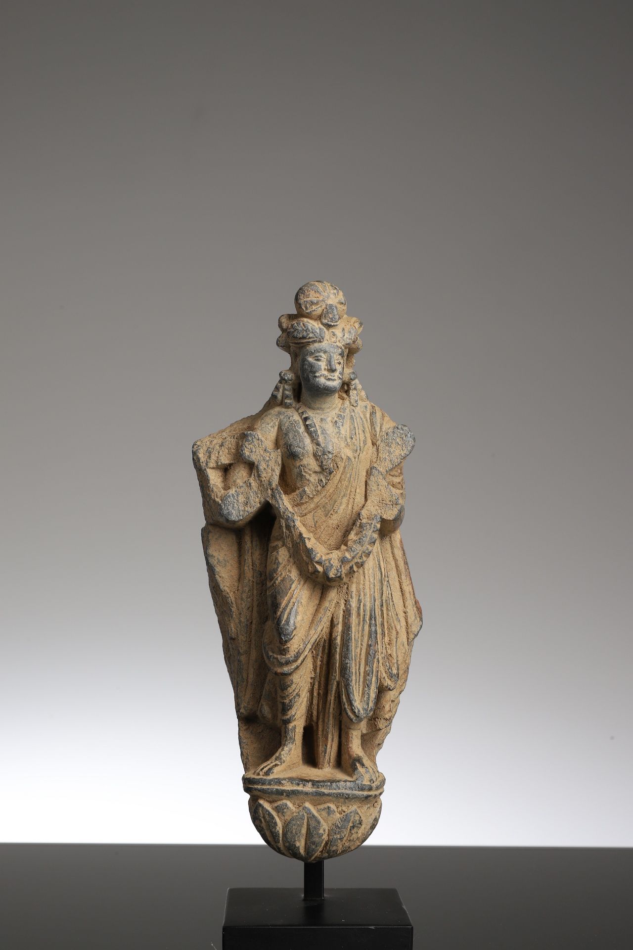 Bodhisattva 片岩石


犍陀罗，3至4世纪





重量：930克





尺寸。18 x 7 x 5厘米





菩萨站在莲花底座上，典型的&hellip;