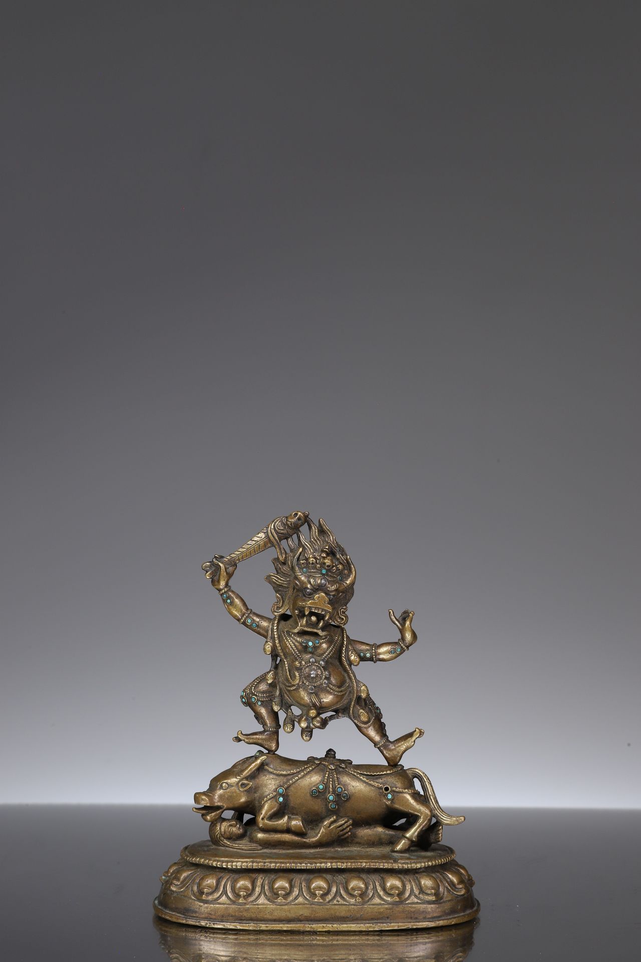 YAMANTAKA 鎏金铜托，镶嵌银饰


西藏，16至17世纪





重量：442克





尺寸。11 x 9 x 5厘米





死神的毁灭者宽腿&hellip;