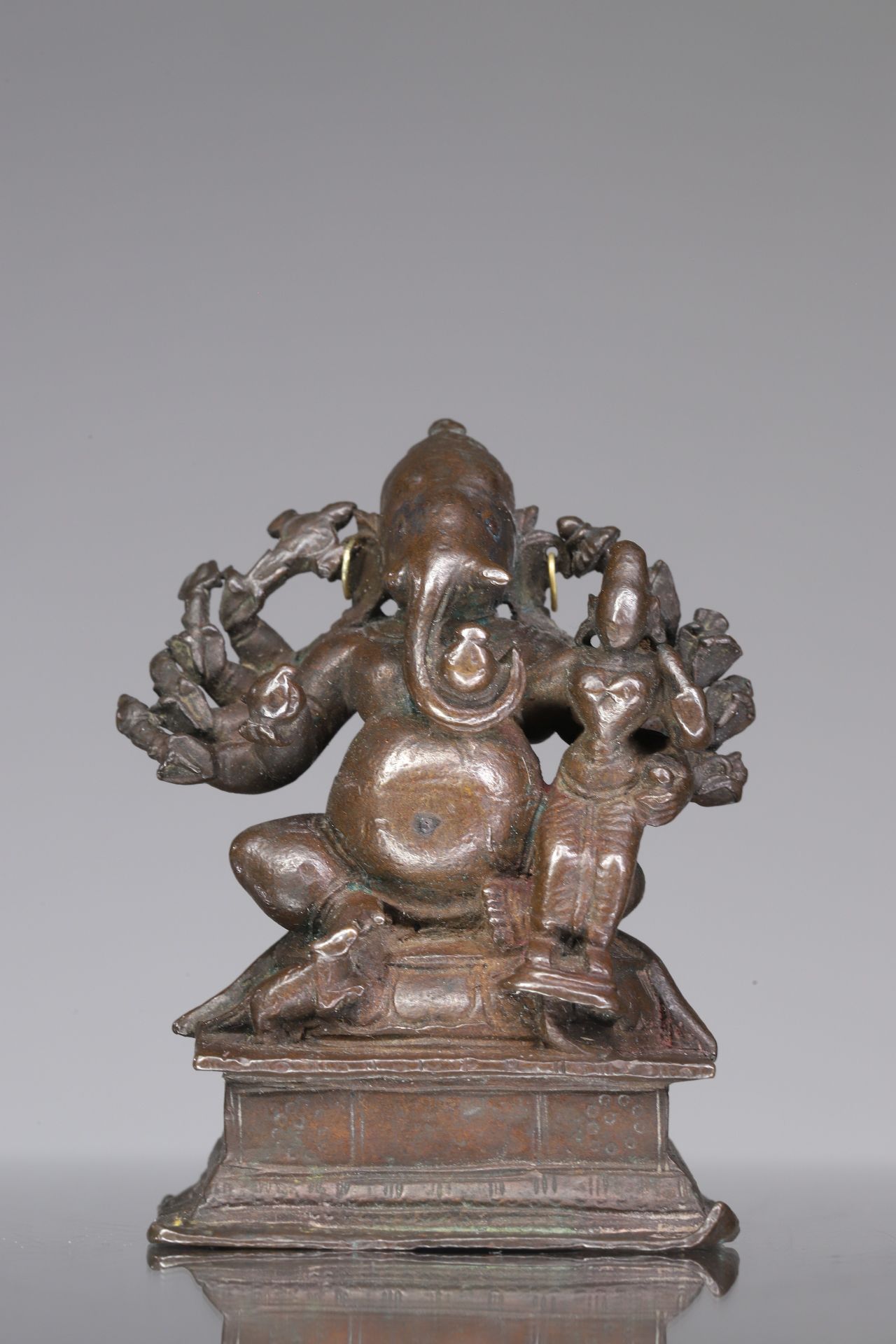 GANESHA WITH CONSORT 青铜器


印度，17世纪





重量：223克





尺寸。7,5 x 6 x 4厘米





格涅沙是拥&hellip;