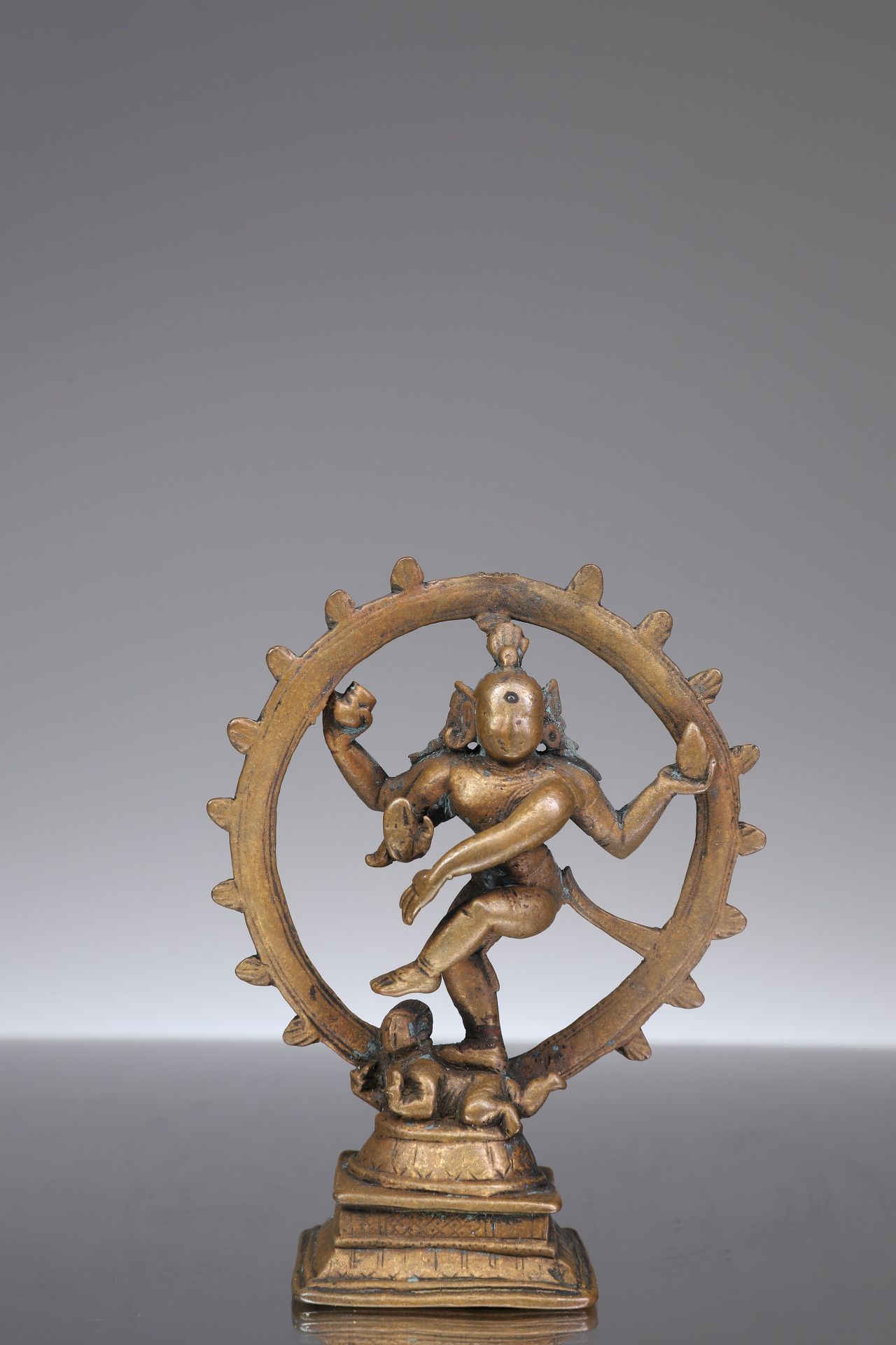 Nataraja 青铜器


印度，17至18世纪





重量：155克





尺寸。10 x 8 x 4厘米





湿婆在他的宇宙之舞中站在一个被&hellip;