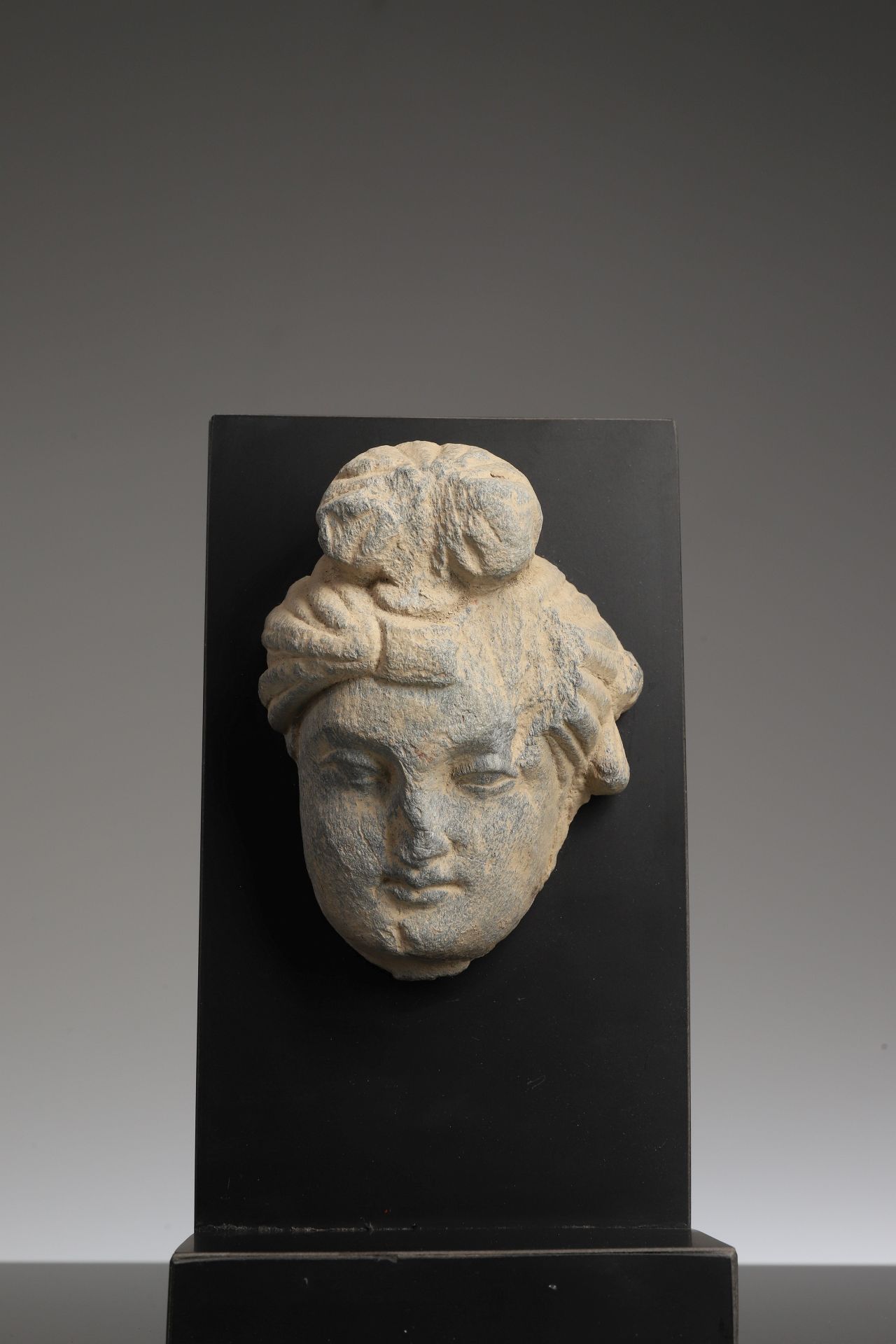 HEAD OF A BODHISATTVA 雪斯特


犍陀罗，3至4世纪





重量：852克





尺寸。11 x 8 x 4厘米





精美的&hellip;