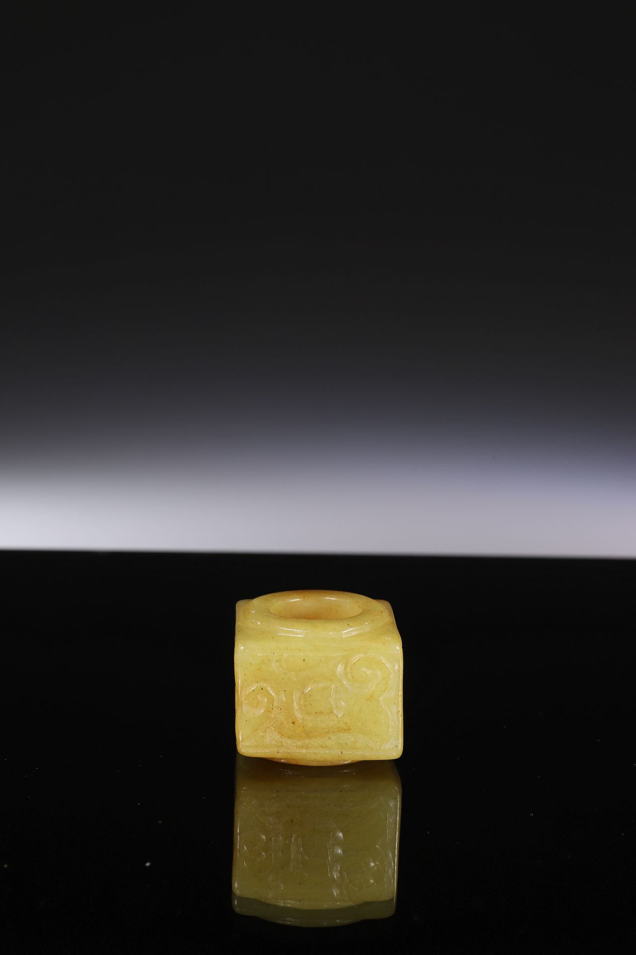 CONG-TUBE 玉琮 Jade


China





Peso : 64 gramos





Dimensiones: Altura 3 cm An&hellip;