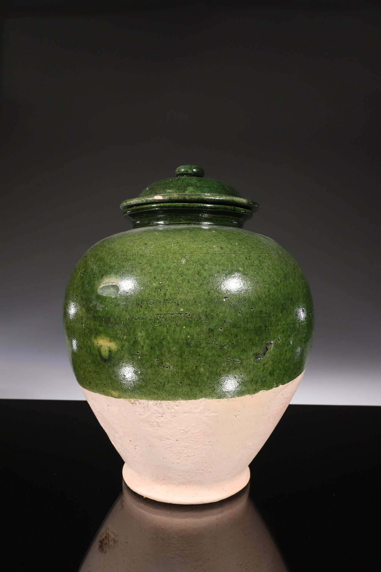 JAR ? Céramique


Chine, dynastie Ming (1368-1644)





Poids : 1758 grammes



&hellip;