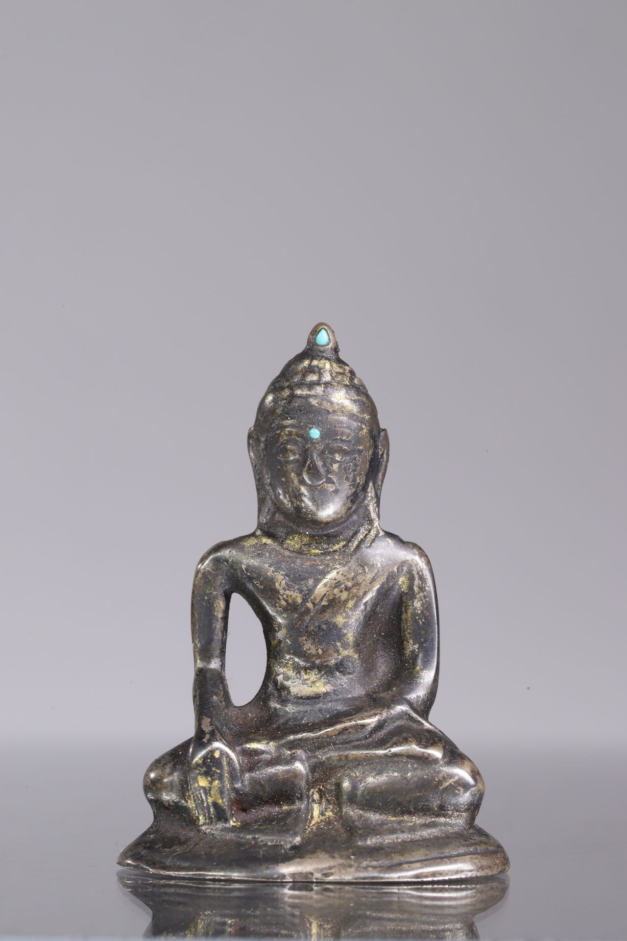 SITTING BUDDHA 青铜器


西藏





重量：39克





尺寸。 5 x 3,5 x 2,5厘米





素面的小佛坐像，展示了布米斯&hellip;