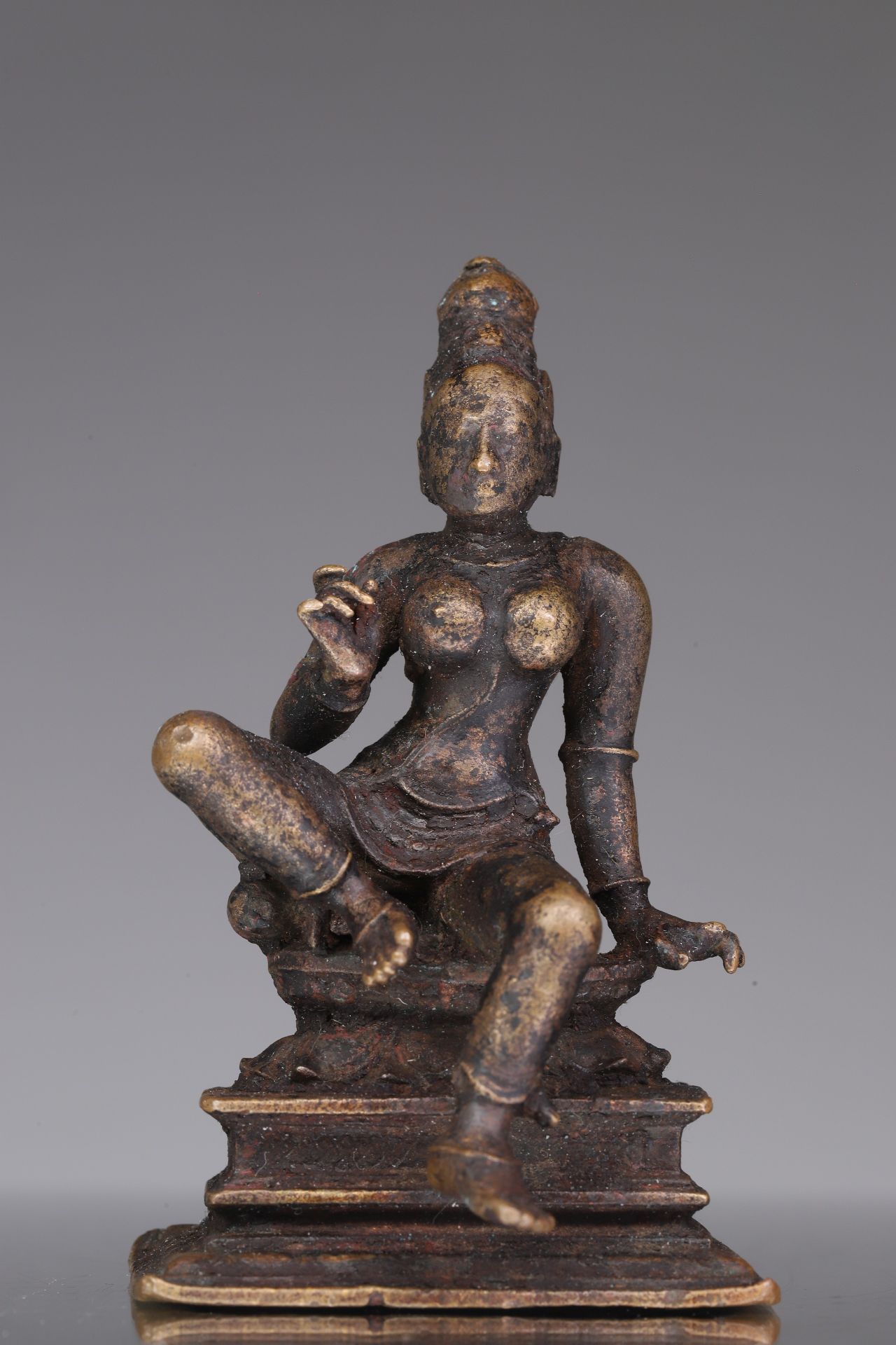Parvati 青铜器


印度，17世纪





重量：248克





尺寸。9 x 5,5 x 5厘米





帕瓦蒂坐在一个有莲花宝座的双阶平台上&hellip;