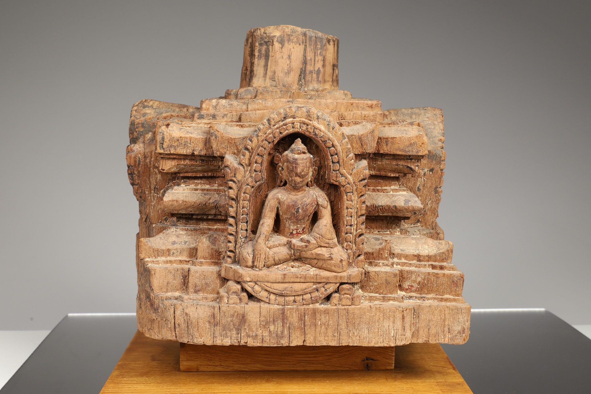 BASE OF A PILLAR 木雕并安装在新的木质底座上


尼泊尔，14世纪





重量：3423克（含底座





尺寸。高19厘米，无底座，宽2&hellip;