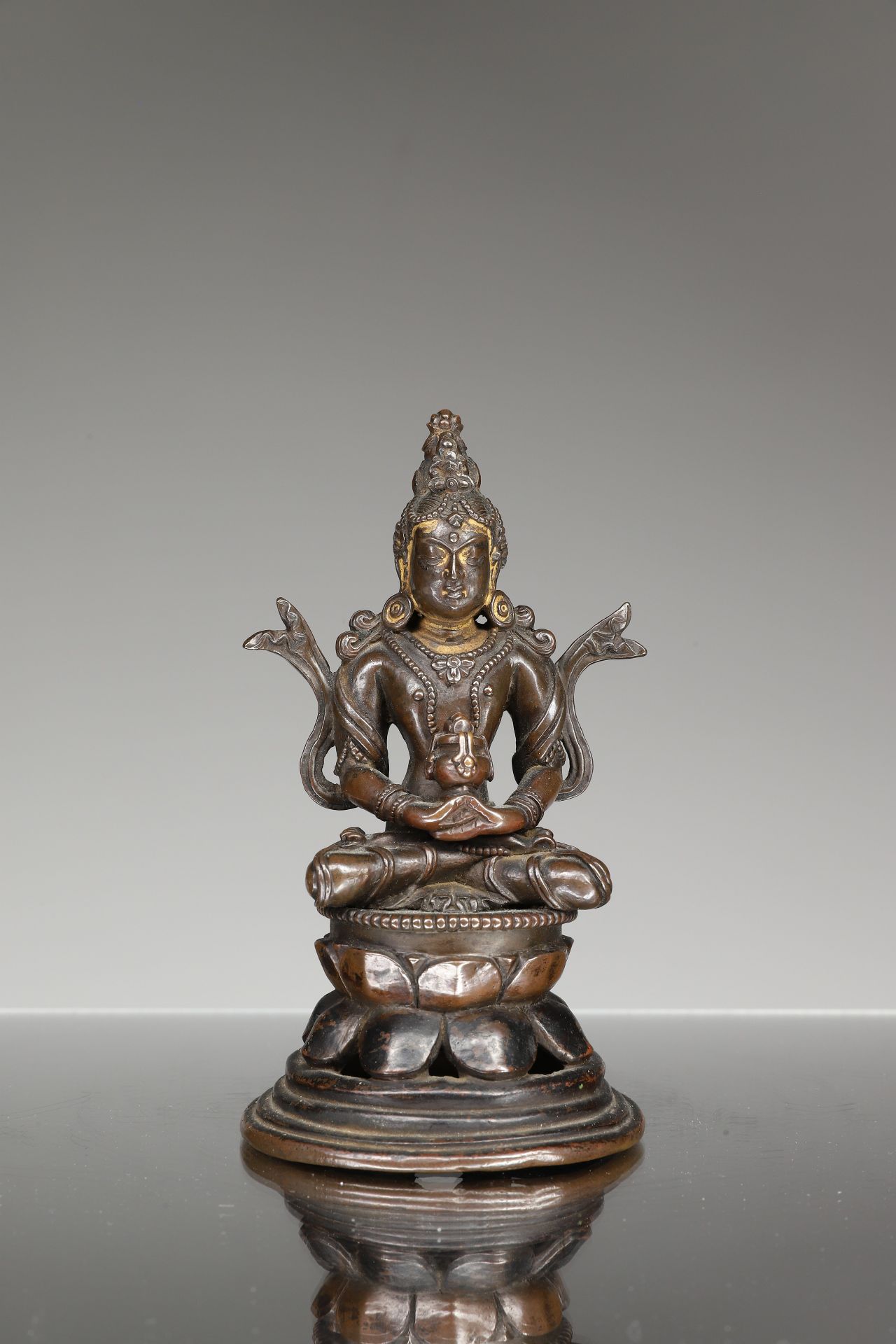 Amitayus 铜面冷鎏金


西藏，18世纪，帕拉复兴





尺寸。高13.5厘米，宽8厘米，深7.5厘米





重量：611克





阿弥陀佛&hellip;