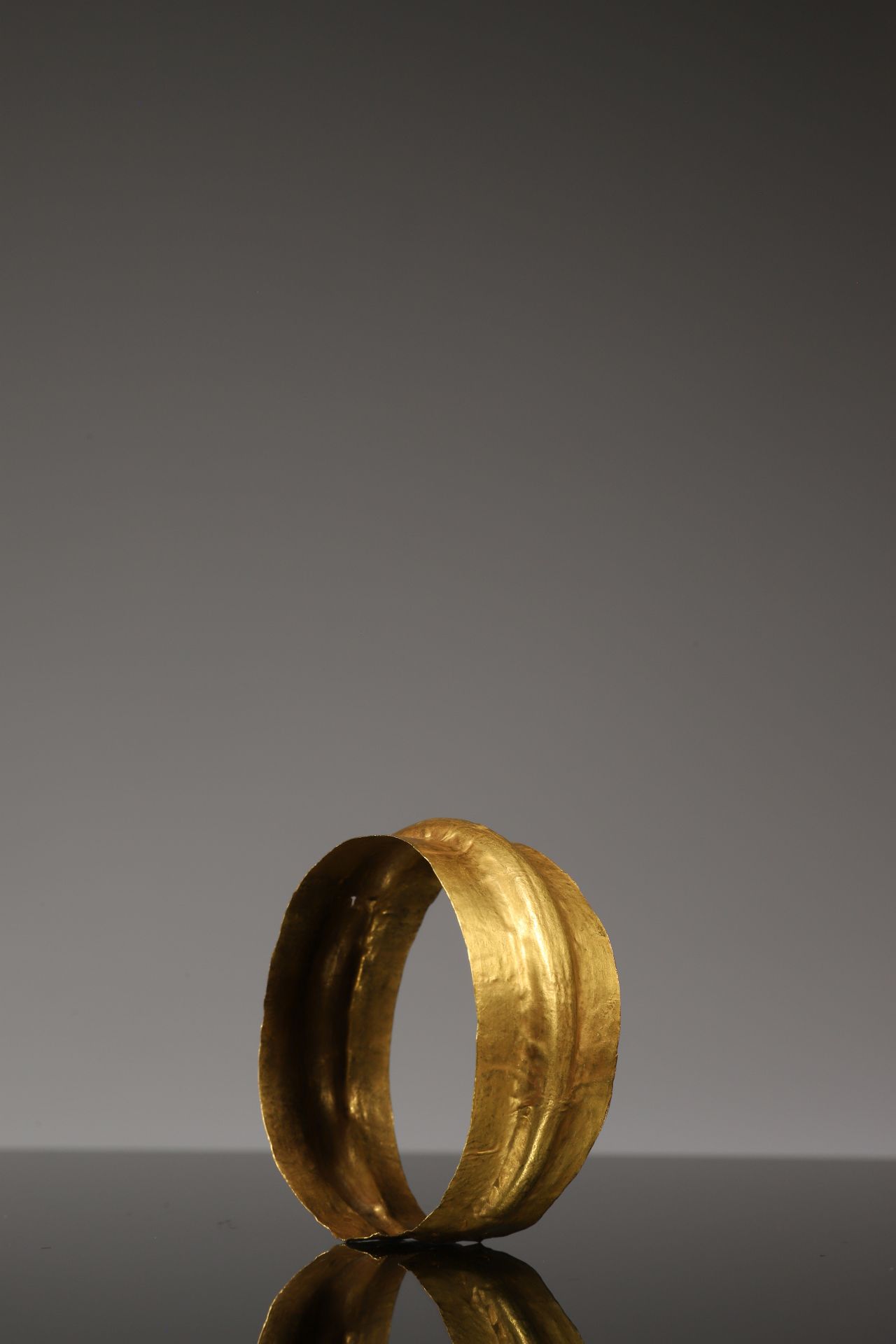 Bracelet 黄金


中国





尺寸。6,5 x 6,5 x 2,5厘米





重量：19.2克





滇文化金手镯，条纹设计，云南风格。
&hellip;