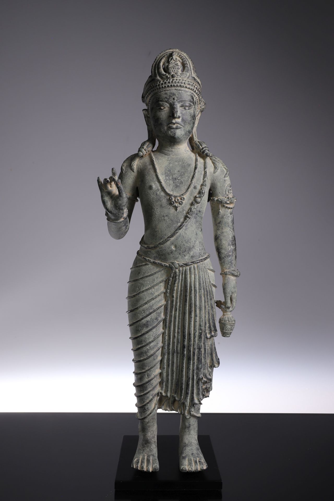LARGE STANDING BODHISATTVA 青铜器


喜马拉雅早期，10至11世纪





重量：5898克





尺寸。48 x 16 x &hellip;