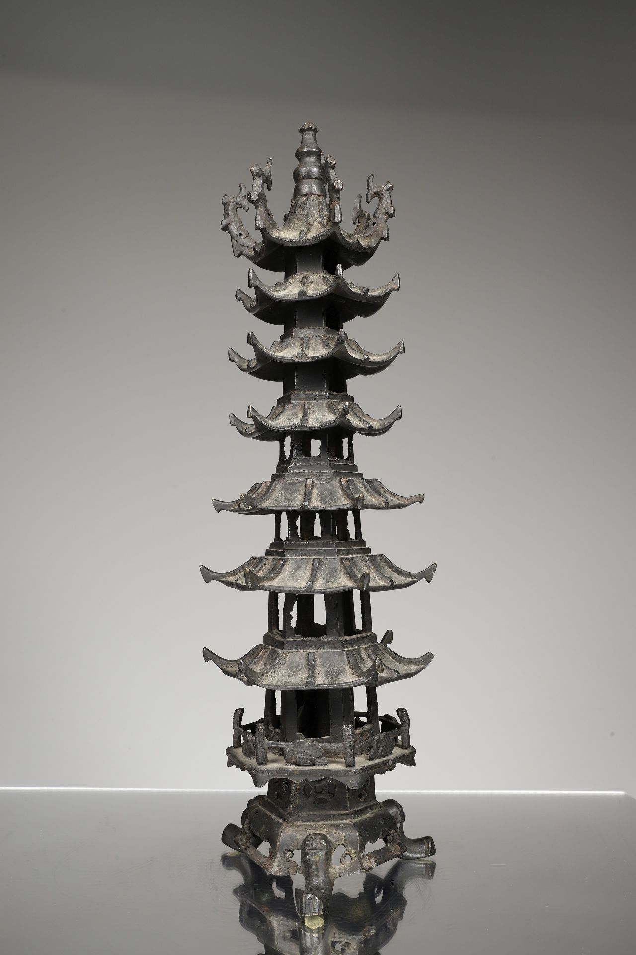 PAGODA 七层宝塔 青铜器


中国，明朝(1368-1644)





重量：2464克





尺寸。高40厘米，宽12厘米，深12厘米





&hellip;