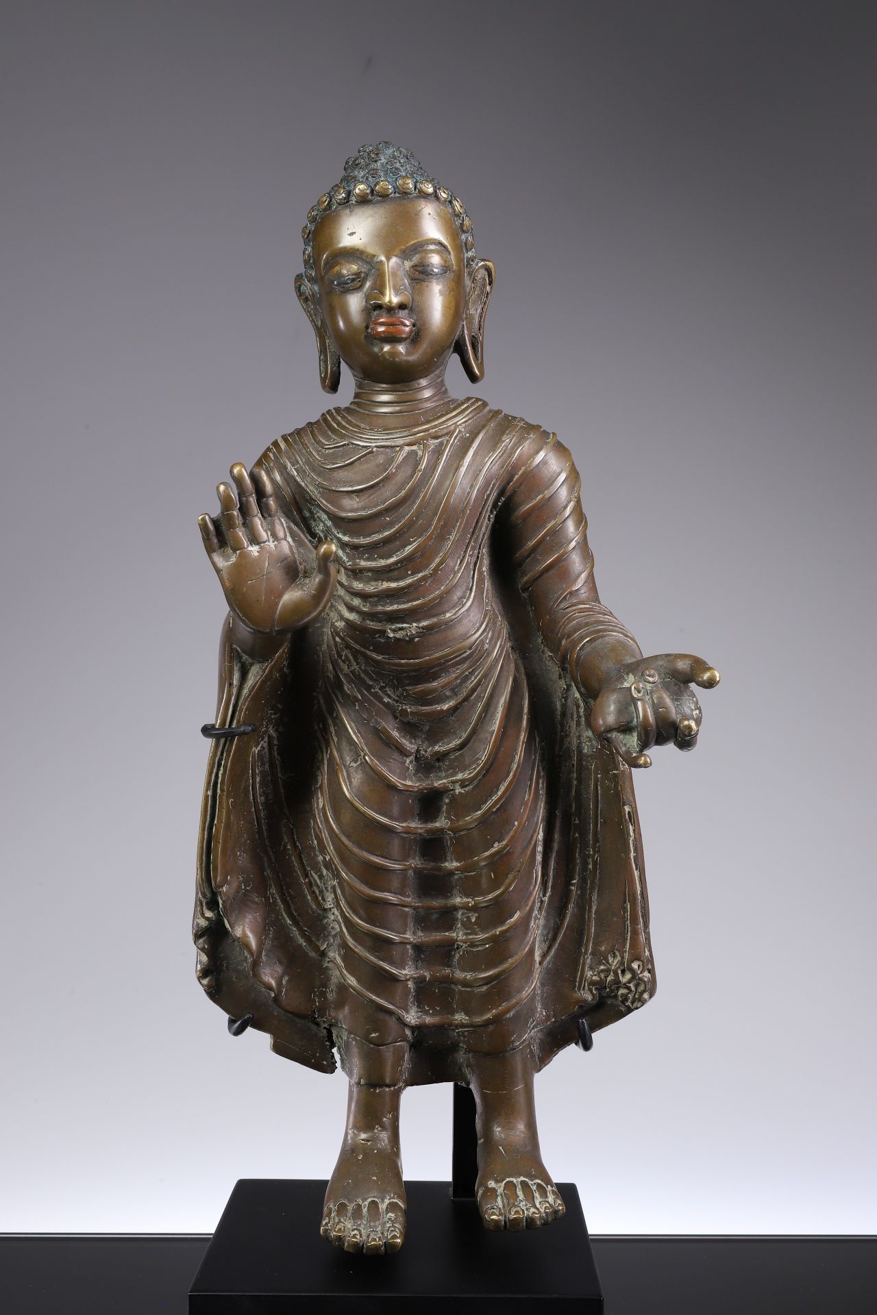 Standing Buddha 青铜配银眼


西藏，18世纪，Pala Revival





重量：10260克





尺寸。38 x 16 x 10&hellip;