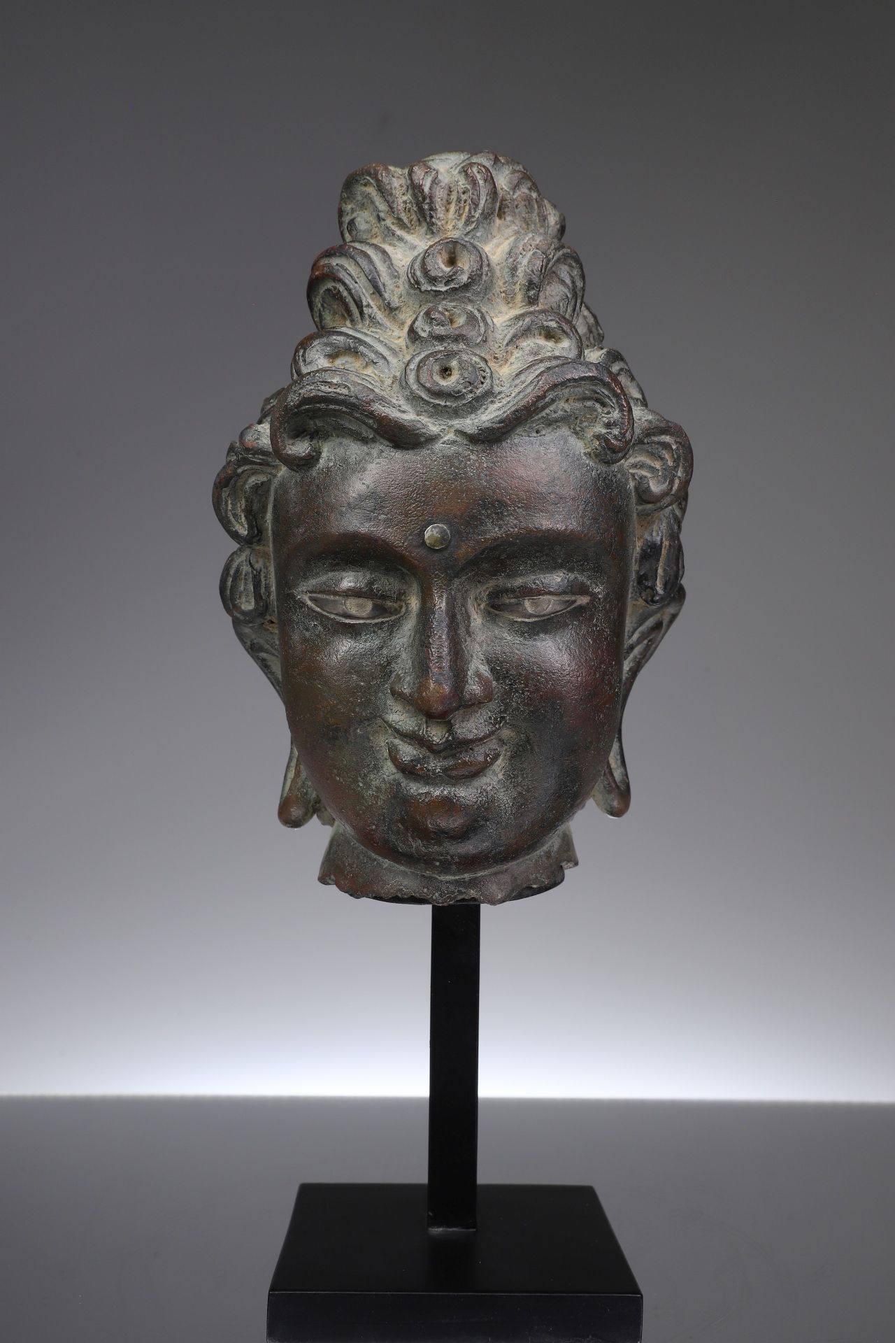 HEAD OF BUDDHA Bronze mit eingelegten Silberaugen


Tibet, 18. Jahrhundert





&hellip;