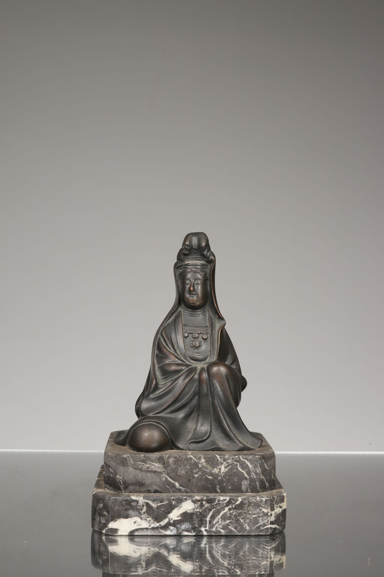 GUANYIN 观音铜像 青铜器


中国，清朝 (1636-1912)





重量：1958克（含底座





尺寸。高13厘米 宽9厘米 深7厘米 无&hellip;