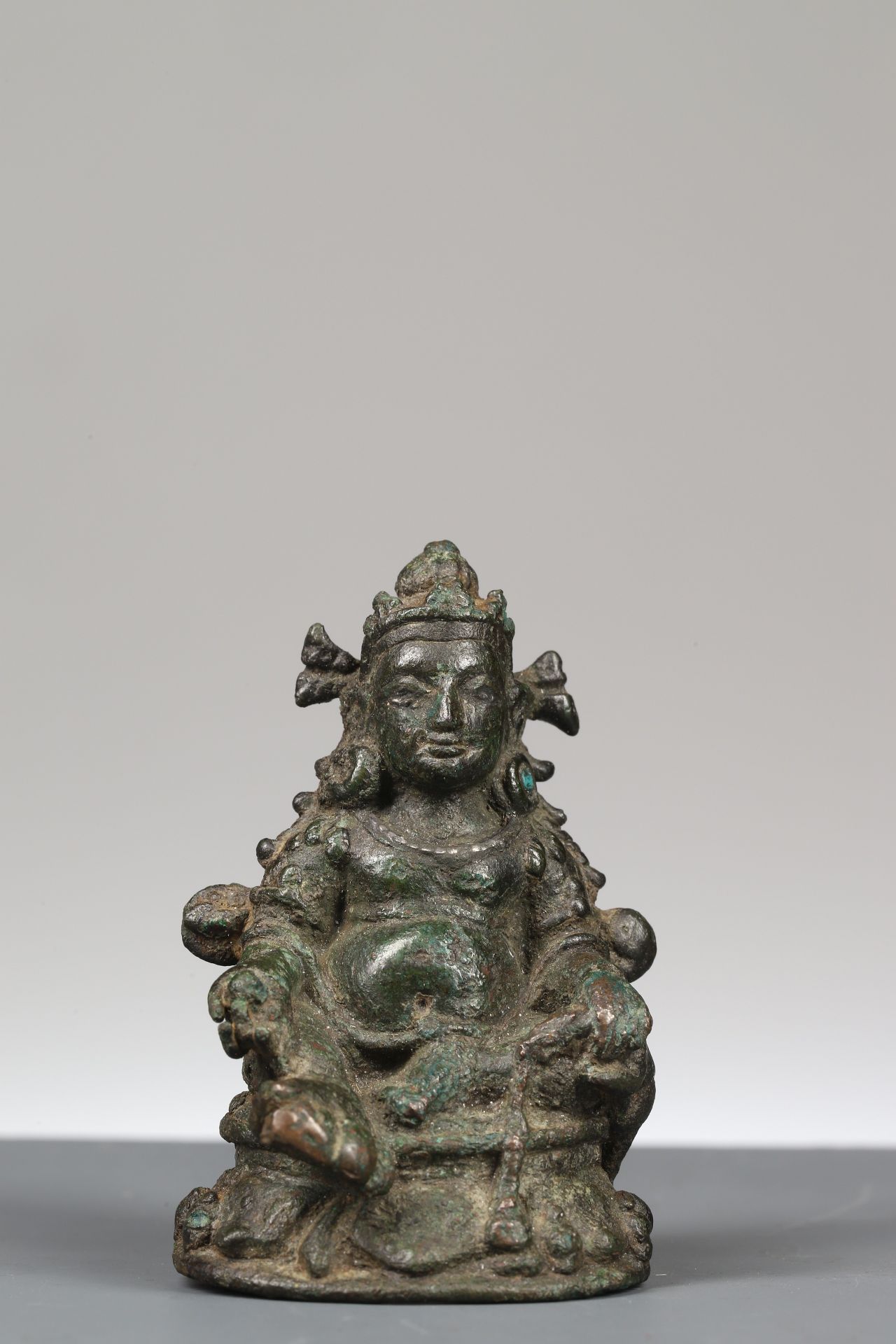JAMBHALA 镶嵌银的青铜器


印度，12世纪，帕拉王朝





重量：98克





尺寸。6 x 4 x 2,5厘米





Jambhala是&hellip;
