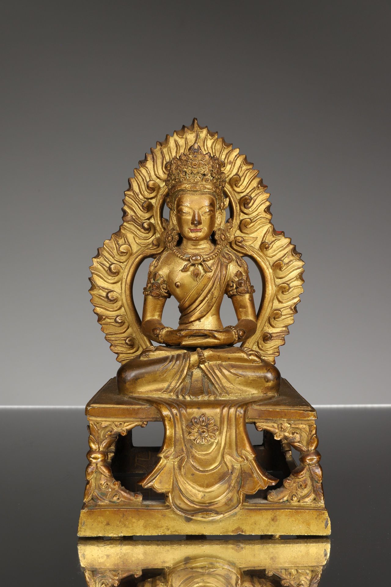 Amitayus 青铜火鎏金


中国，18世纪，清朝





重量：2003克





尺寸。高19.5厘米，宽11.5厘米，深11厘米





阿弥陀&hellip;