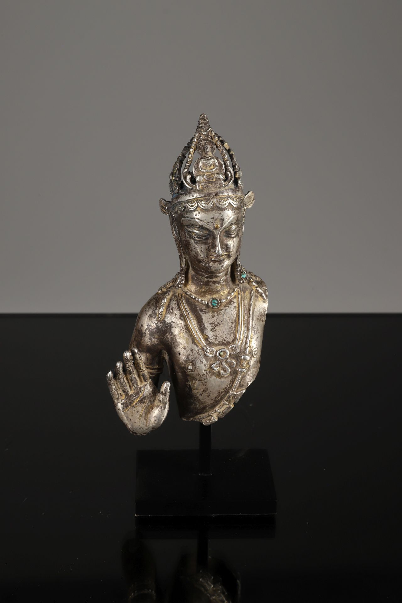 BUST OF A TIBETAN BODHISATTVA 银器


西喜马拉雅，拉达克 10至11世纪





重量：506克





尺寸。15 x 9&hellip;