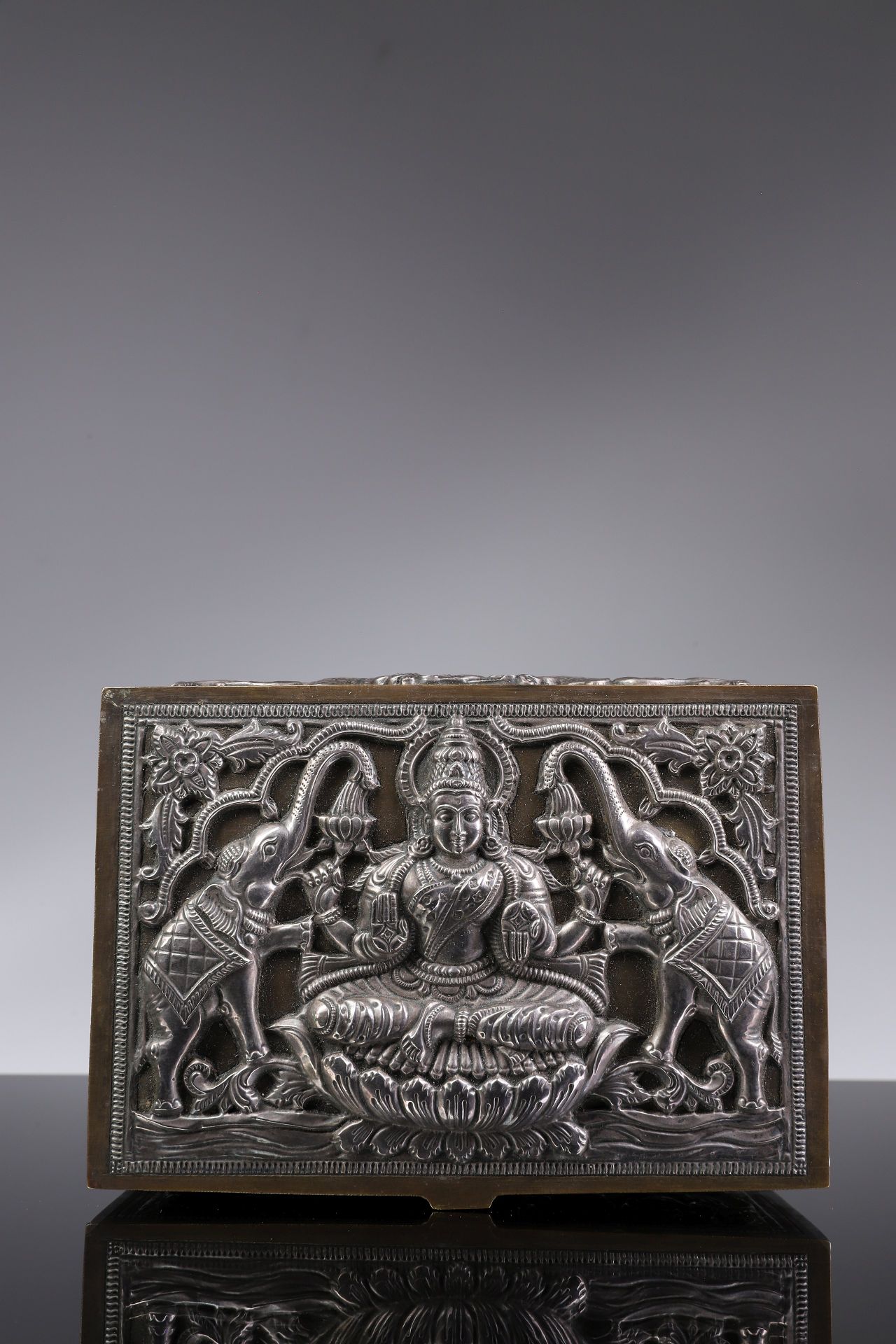 BOX DEPICTING GAJALAKSHMI AND ELEPHANTS Silver and Wood 


India , 19th century
&hellip;
