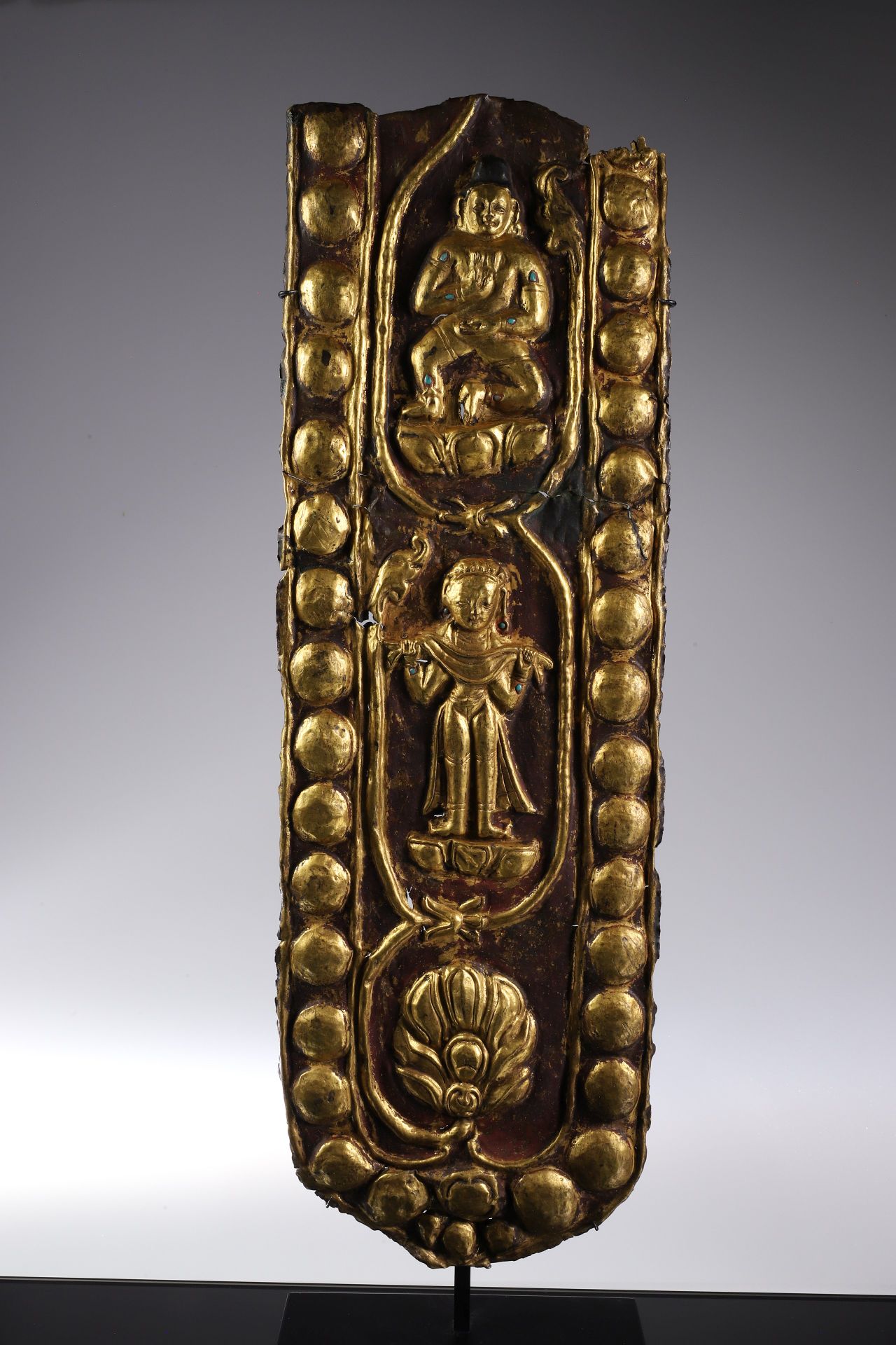 PANEL WITH SCULPTURES 压花铜火鎏金


西藏，15世纪





重量：3030克





尺寸。63 x 21 x 1厘米





&hellip;