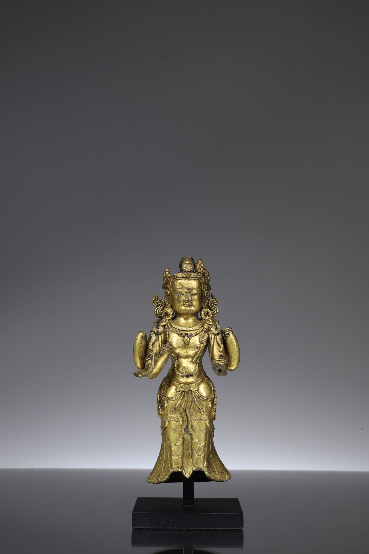STANDING BODHISATTVA 青铜火鎏金


西藏或中国，17至18世纪





重量：721克





尺寸。14 x 7 x 4厘米



&hellip;