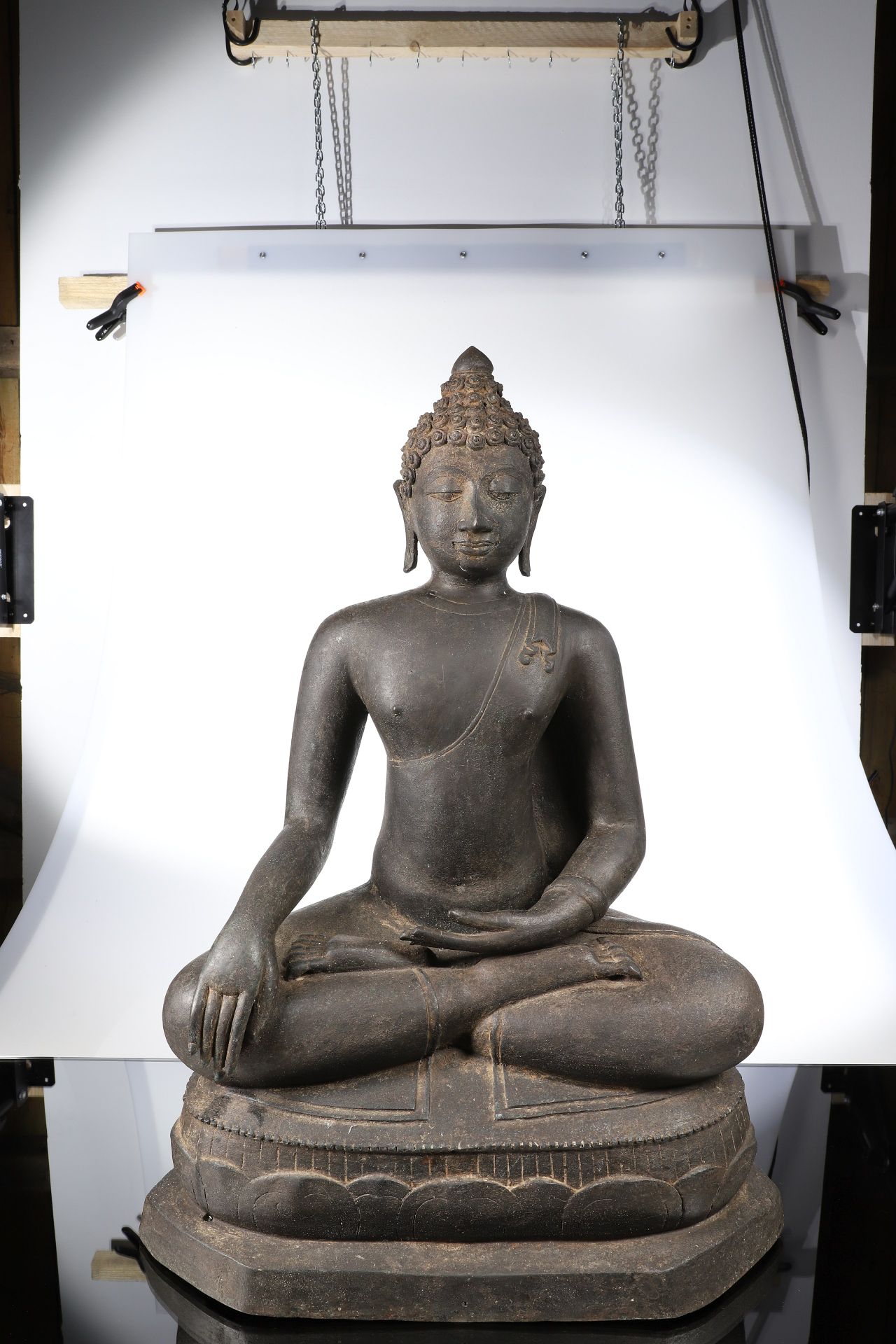 SITTING BUDDHA 青铜器


泰国，18世纪





释迦牟尼佛坐于莲花座上，呈莲花状。


他正在展示bhumispharsa mudra，召唤&hellip;