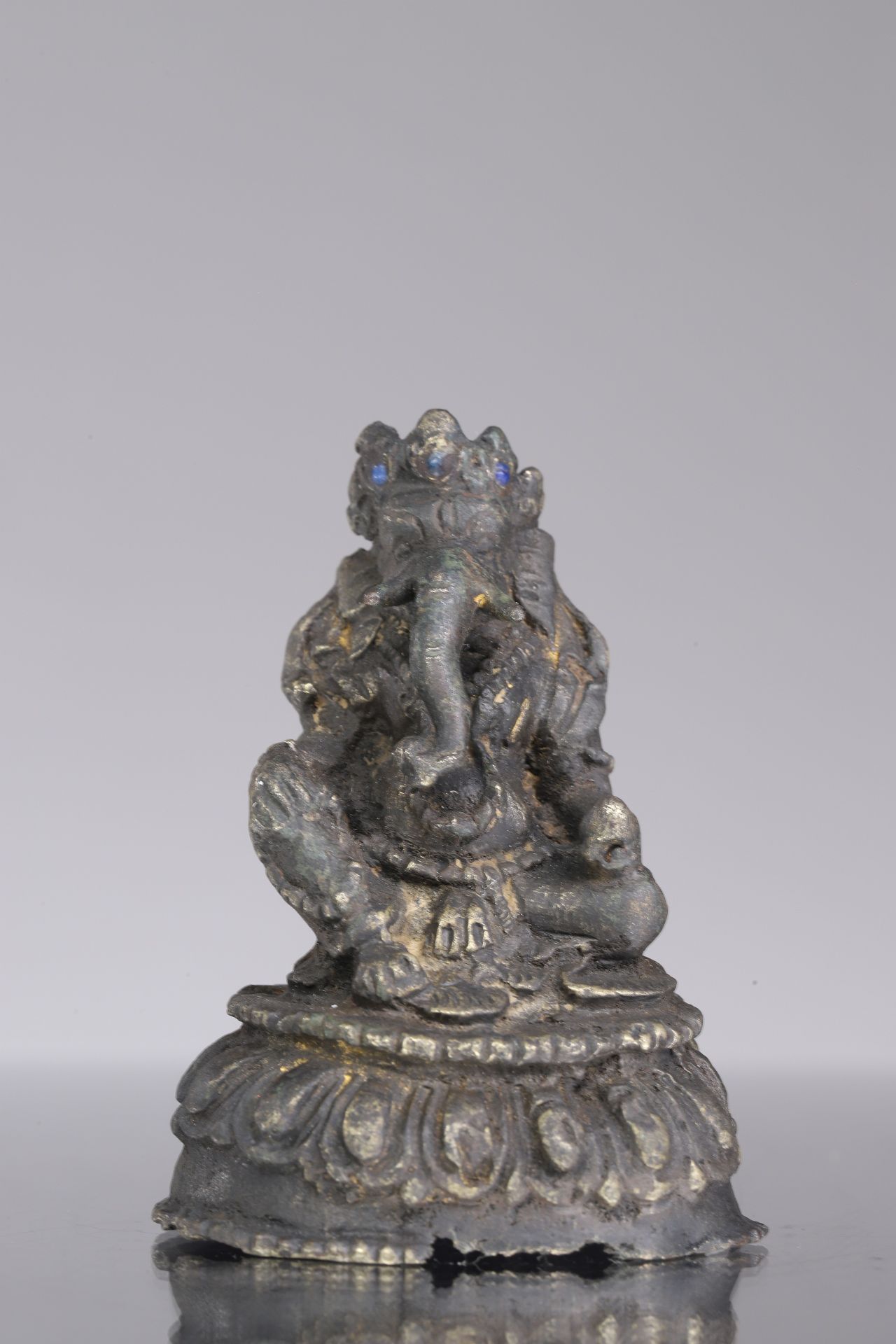 GANESHA 青铜器


印度，19世纪





重量：143克





尺寸。6,5 x 4,5 x 4厘米





格涅沙坐在带珠边的莲花宝座上，一&hellip;
